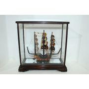 거북이 등껍질인 데모로된 배 조각상