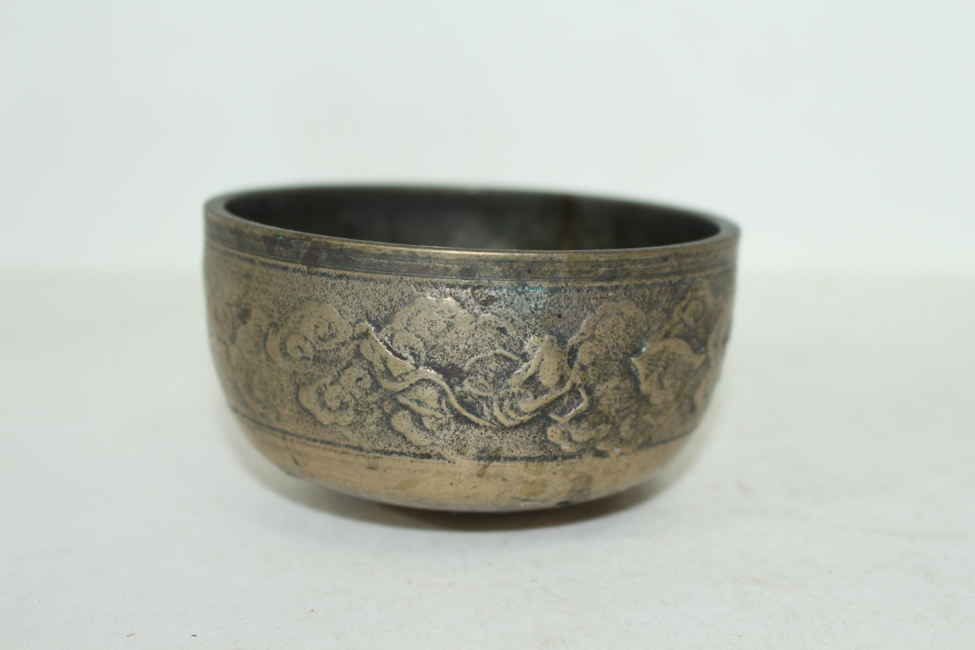 청동으로된 비천문이 양각된 좌종