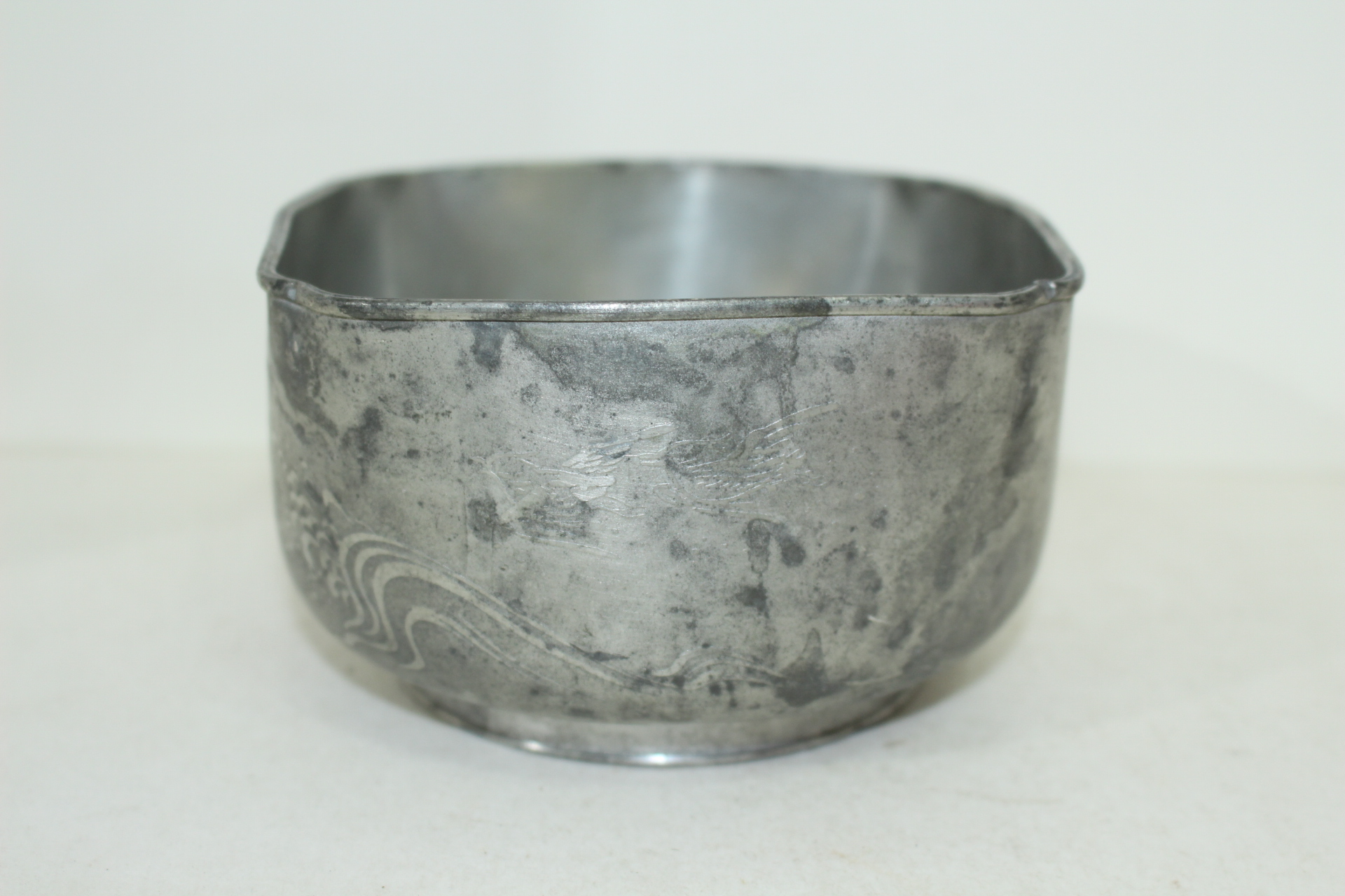 주석으로된 조화문 사각퇴수기