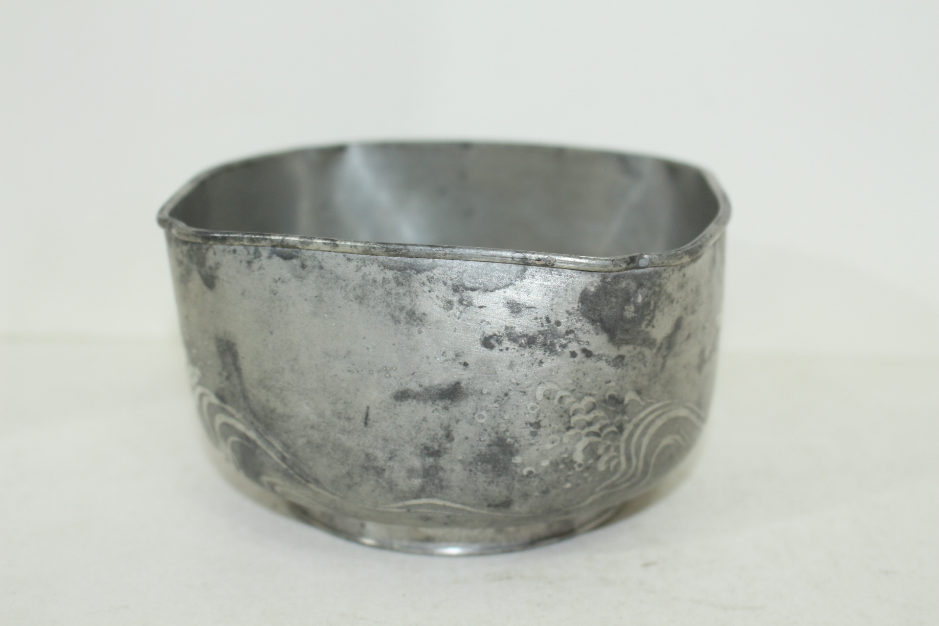 주석으로된 조화문 사각퇴수기