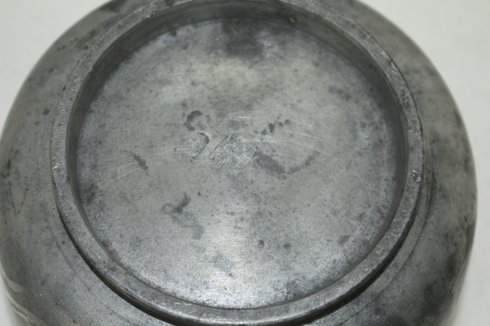 주석으로된 조화문 사각퇴수기