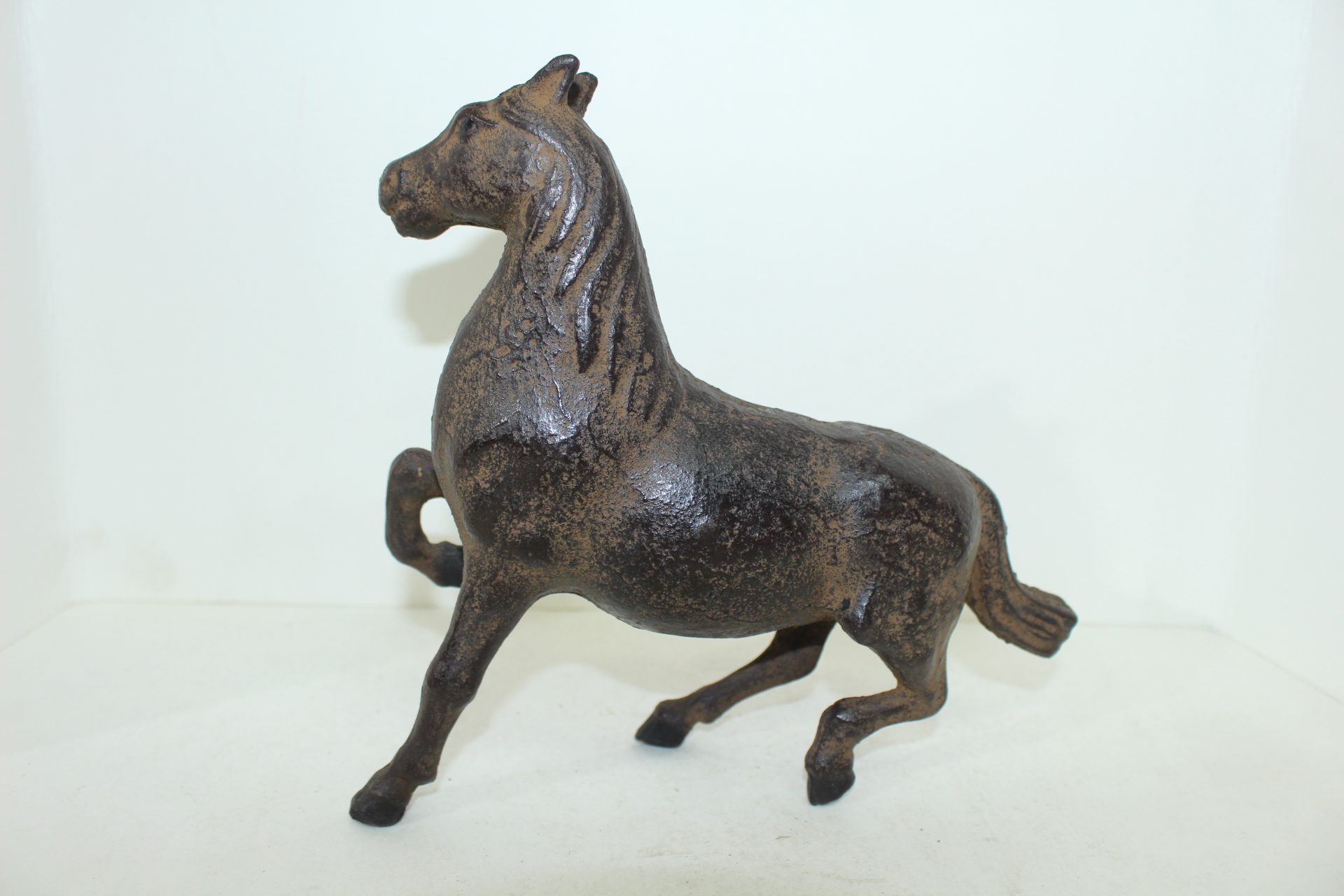 무쇠통으로된 말 조각상