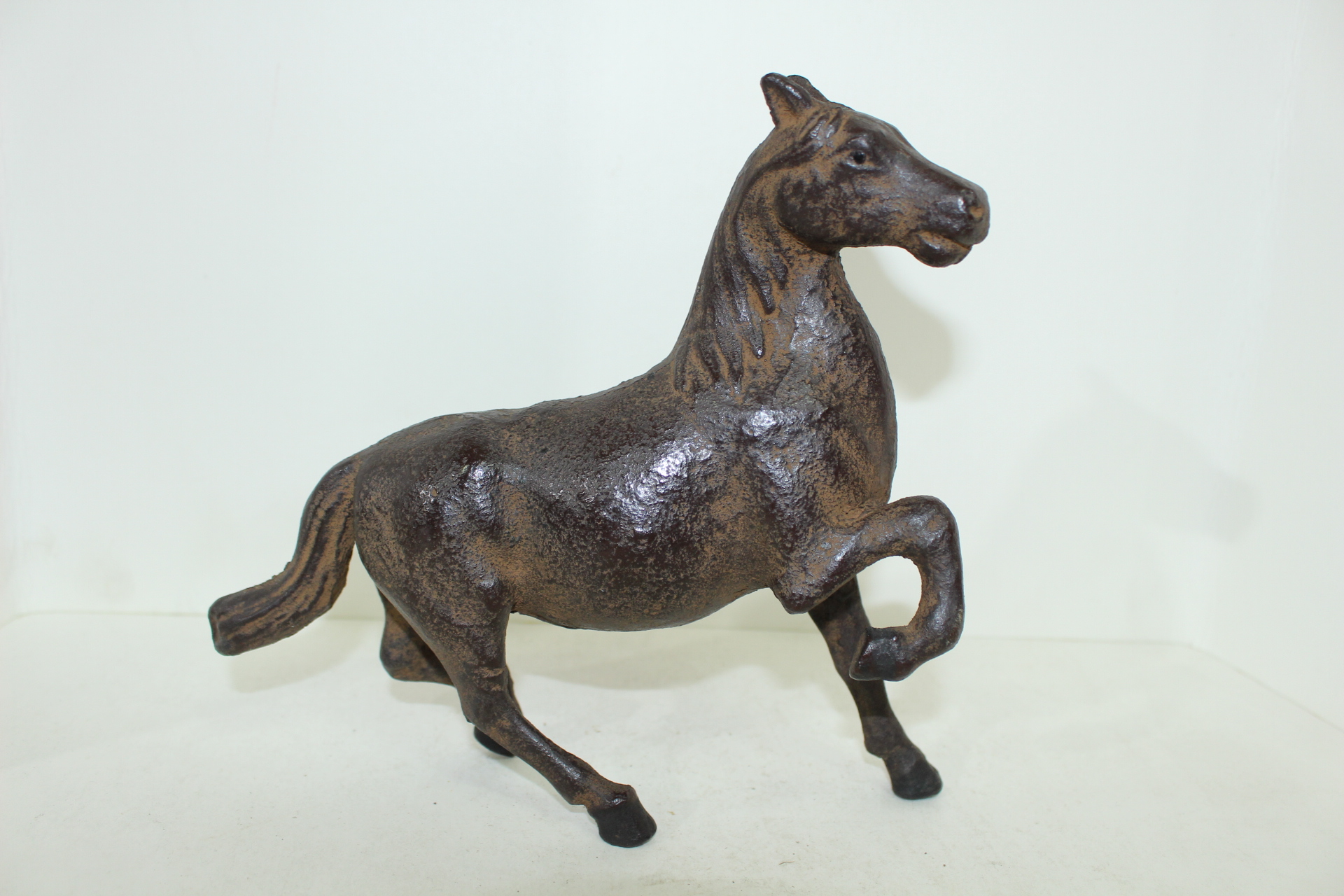 무쇠통으로된 말 조각상