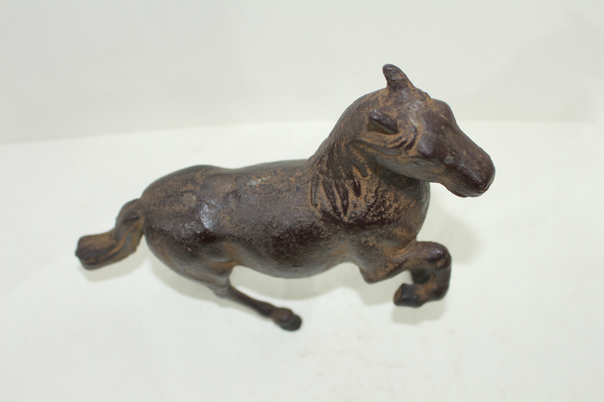 무쇠통으로된 말 조각상