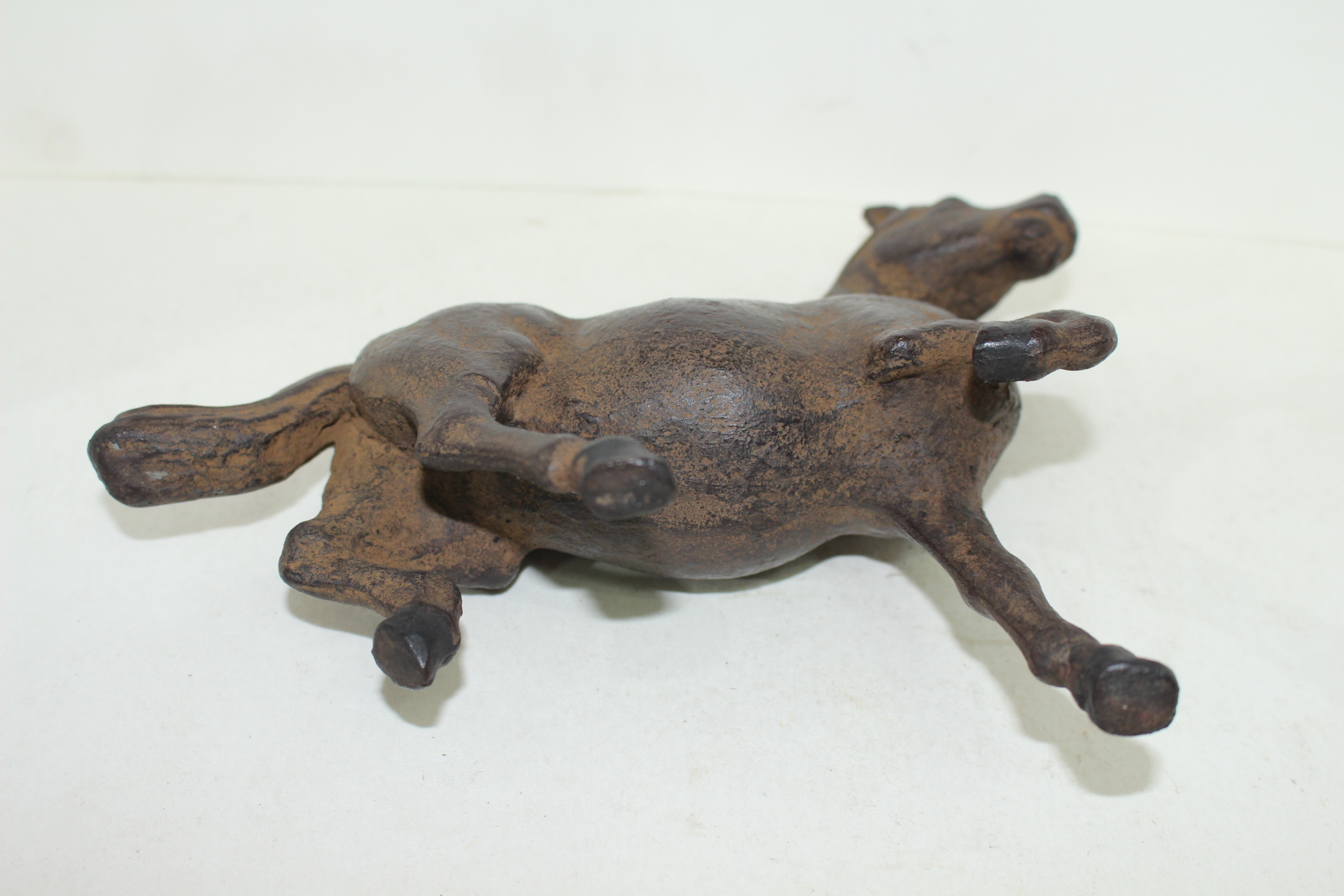 무쇠통으로된 말 조각상