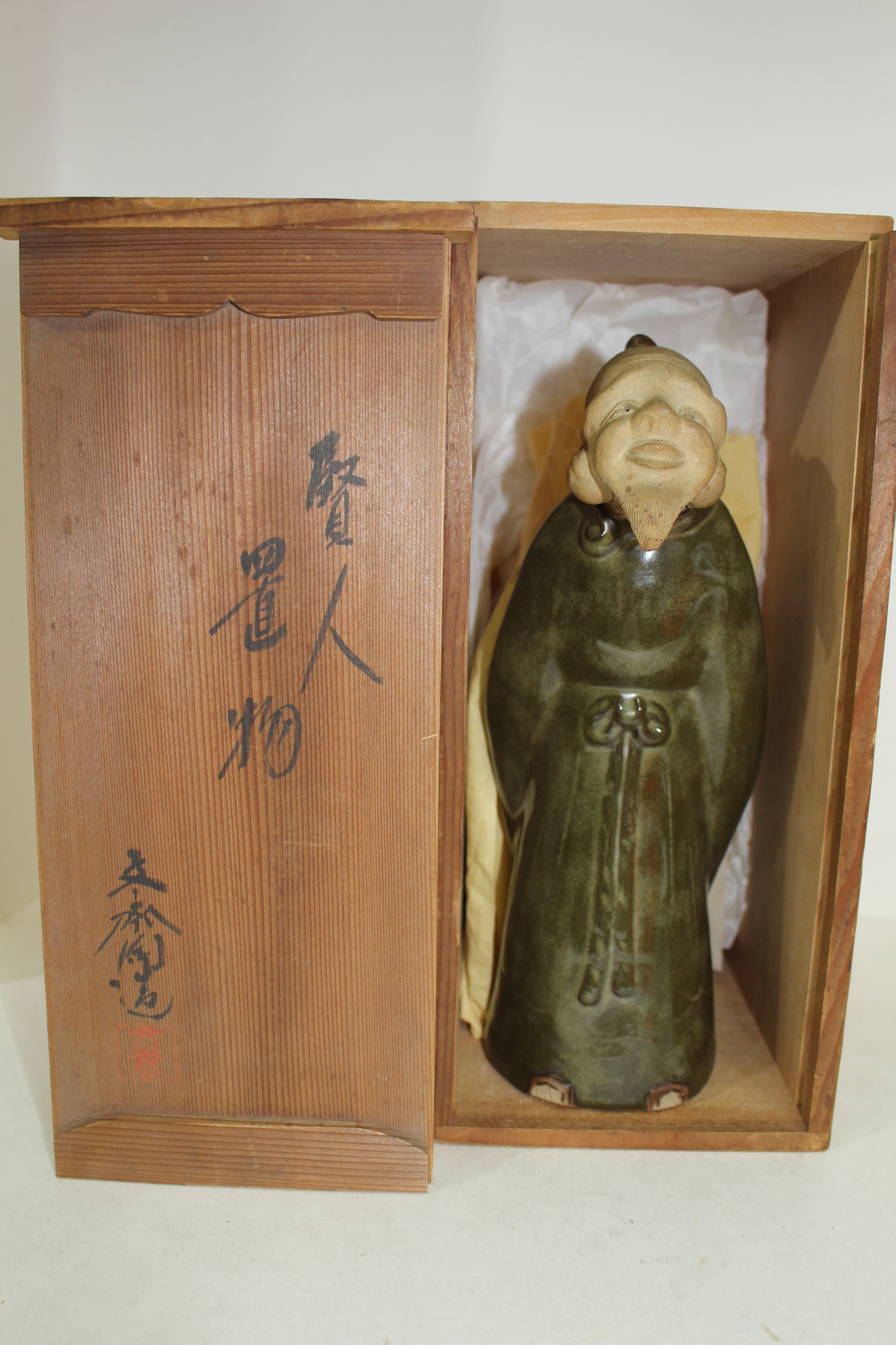 청자 노인 조각상