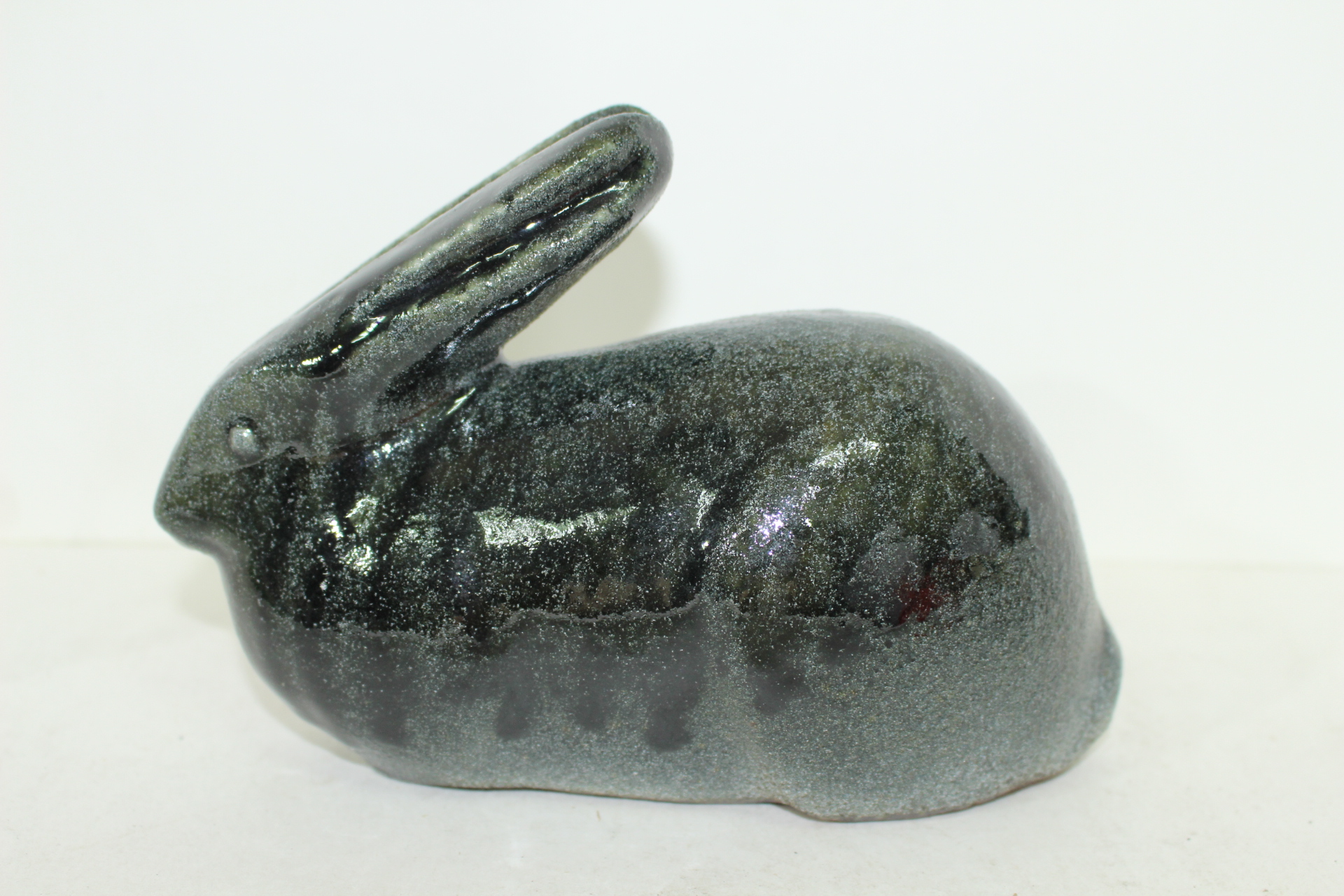 흑유청자 토끼 조각상