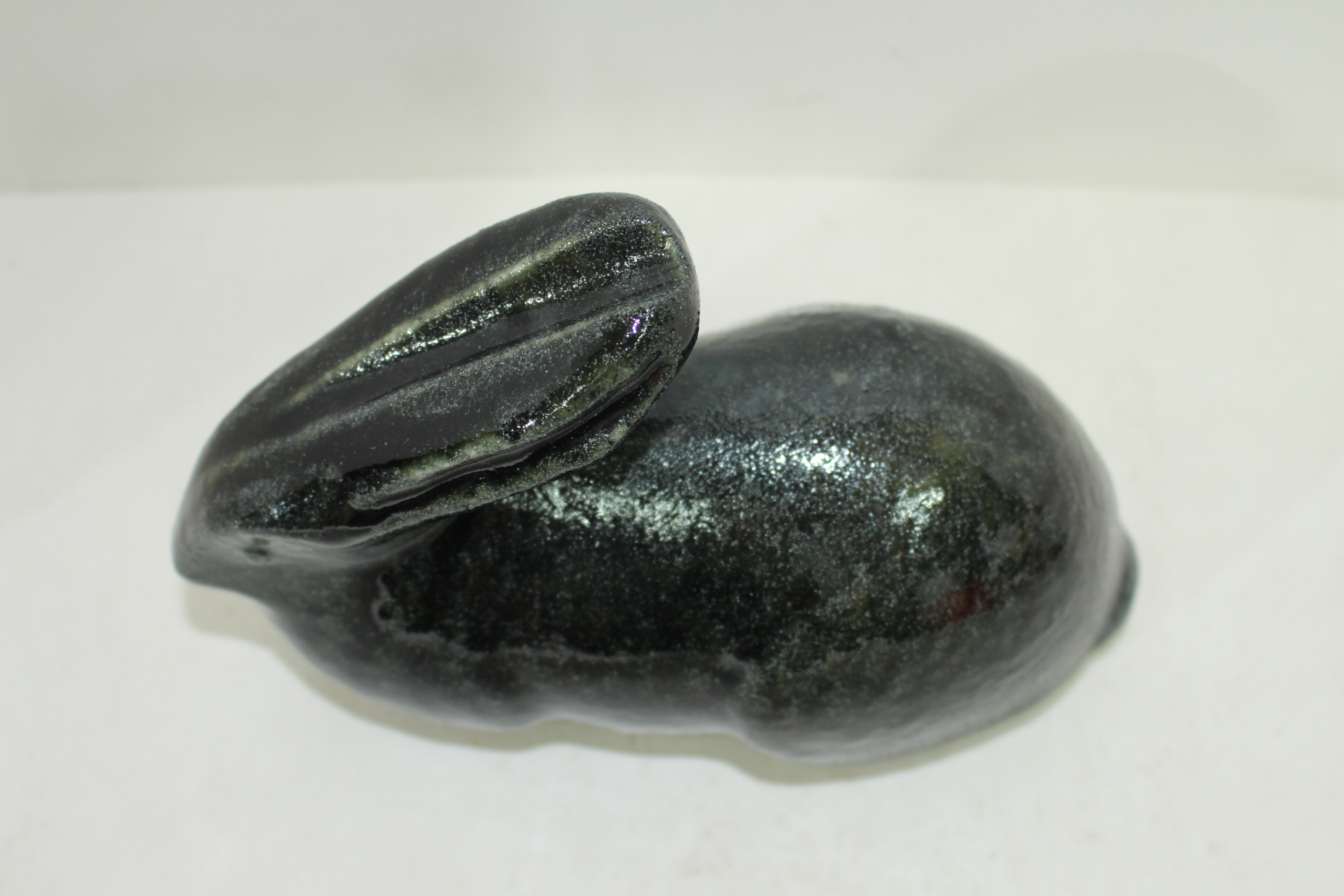 흑유청자 토끼 조각상