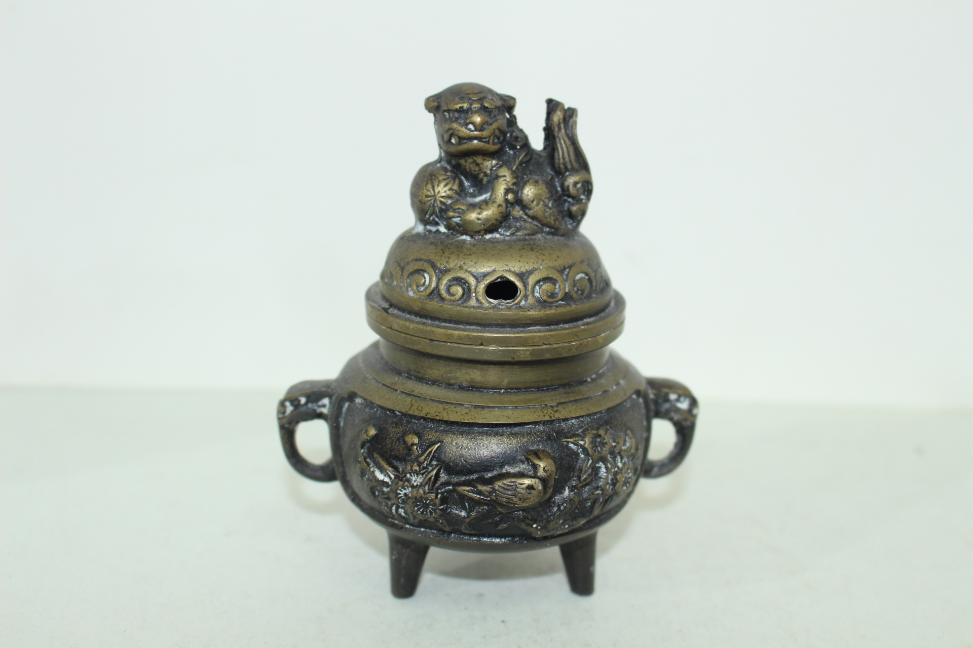 묵직한 청동으로된 해태용이귀삼족향로