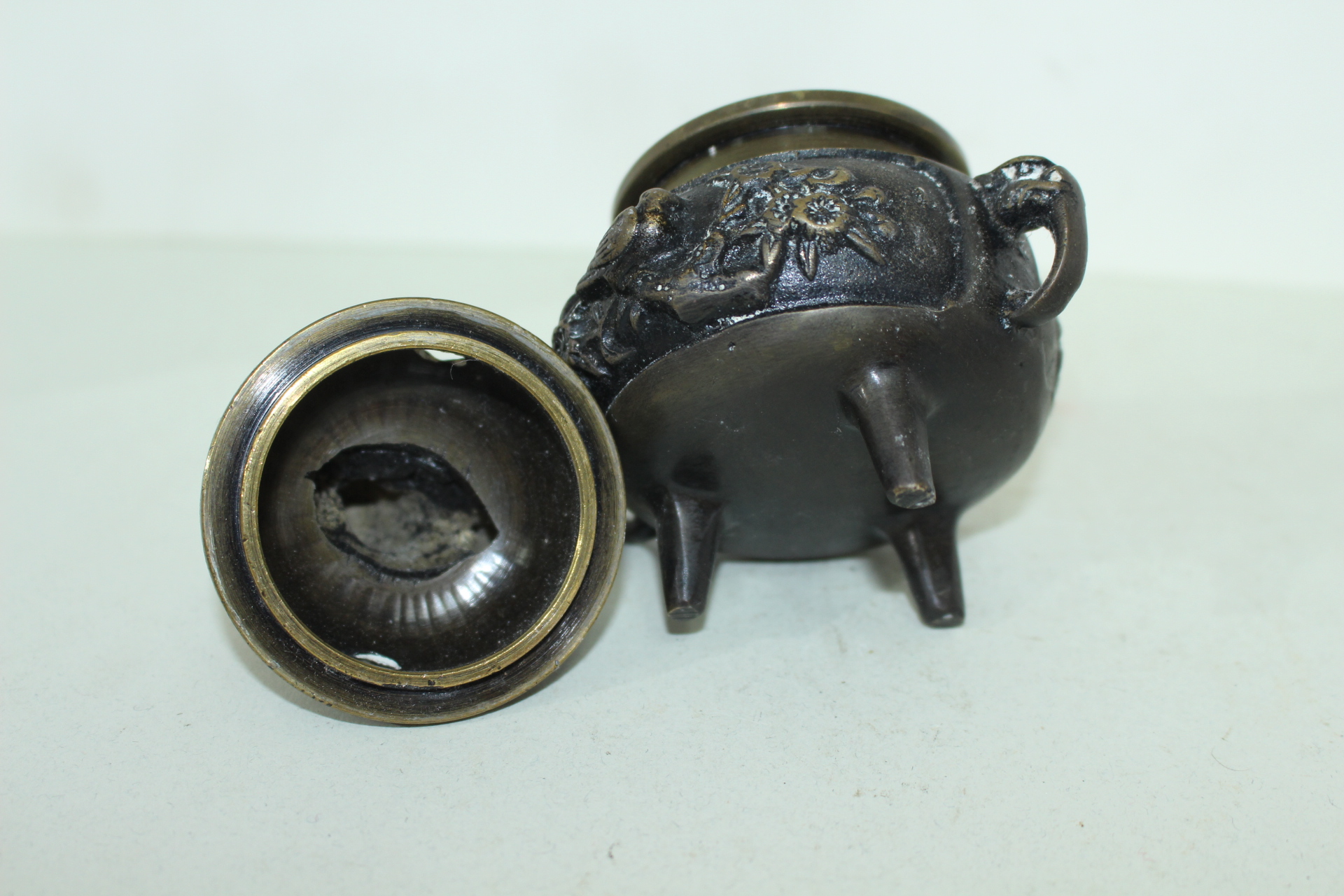 묵직한 청동으로된 해태용이귀삼족향로