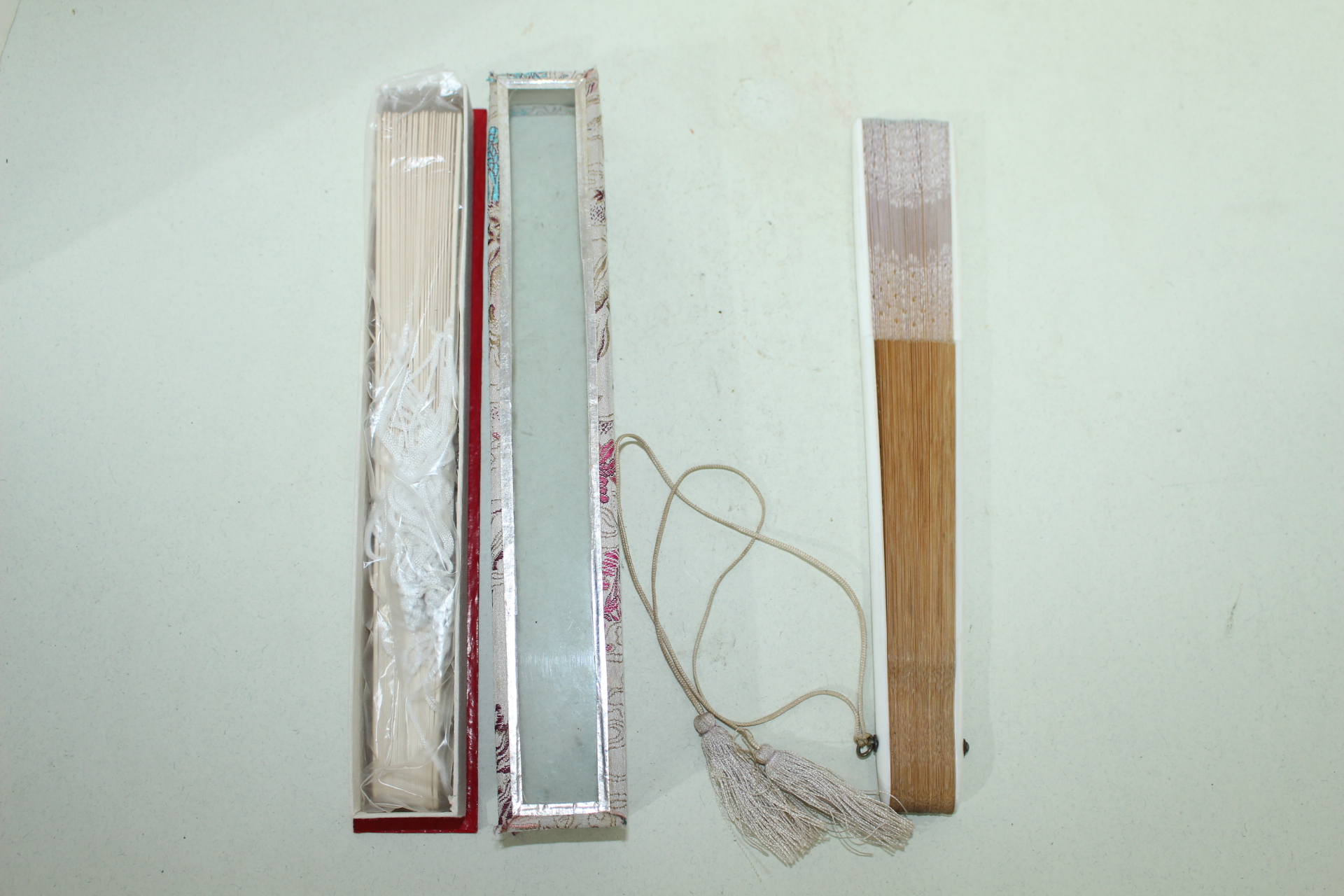 상태가 아주좋은 나무로된 부채2점