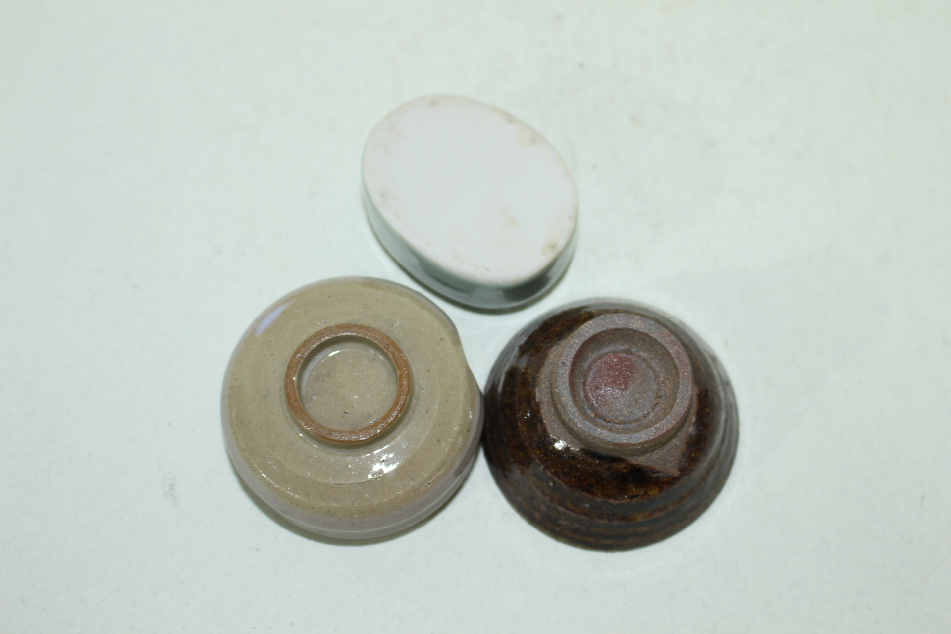 청자 잔2점과 연적 1점