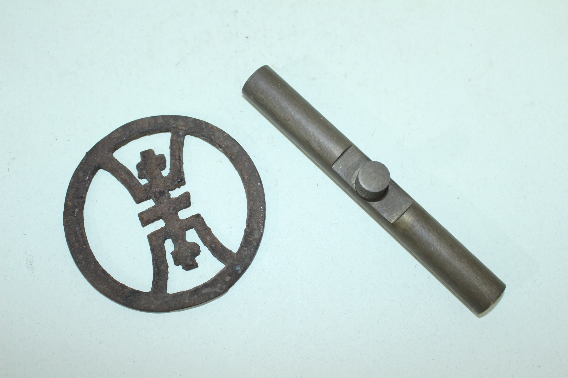 연대가좋은 청동으로된 문진 과 무쇠로된 장식