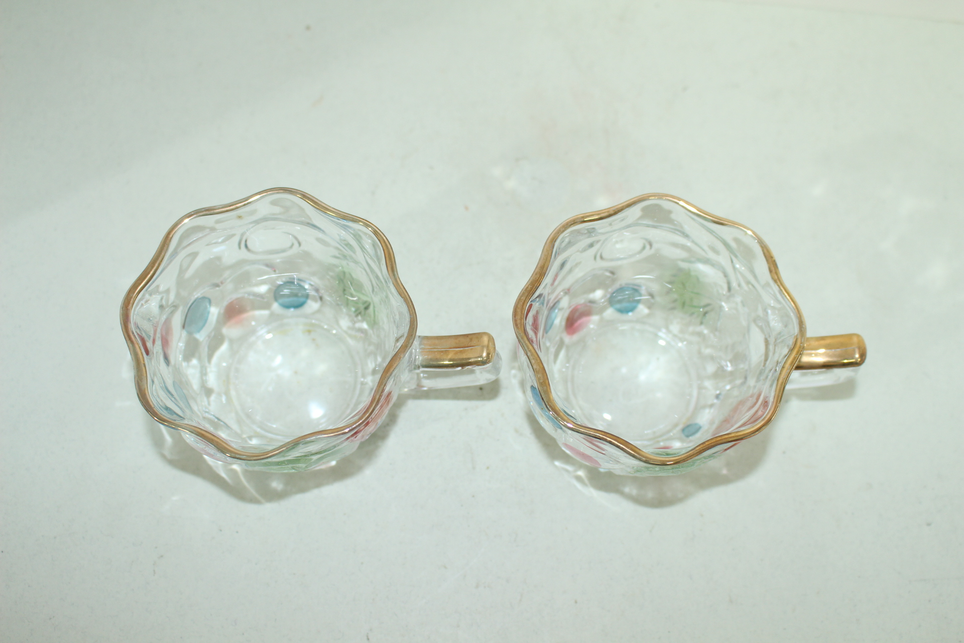 유리에 금채화문된 커피잔 2점