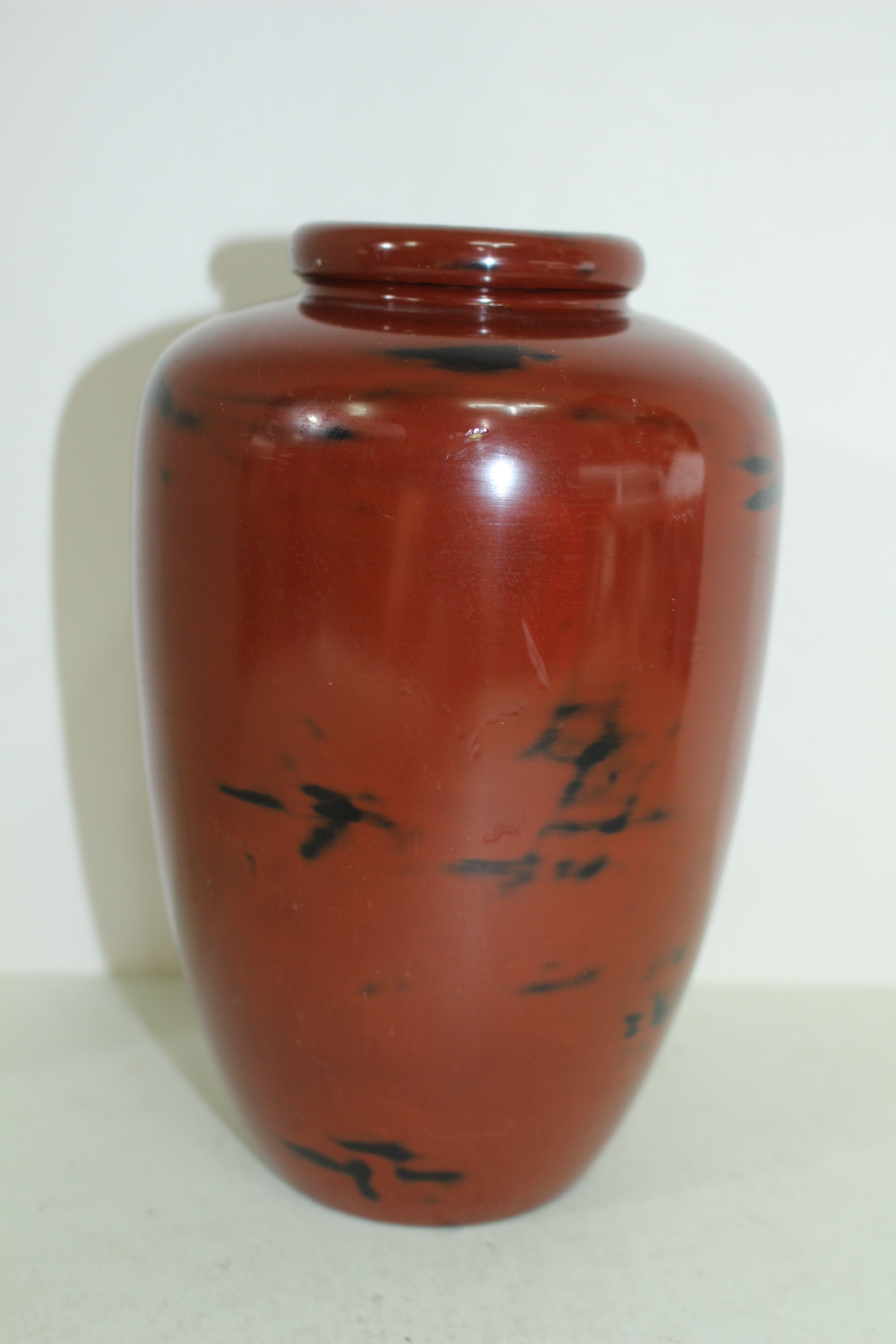 두꺼운 나무에 칠이된 화병