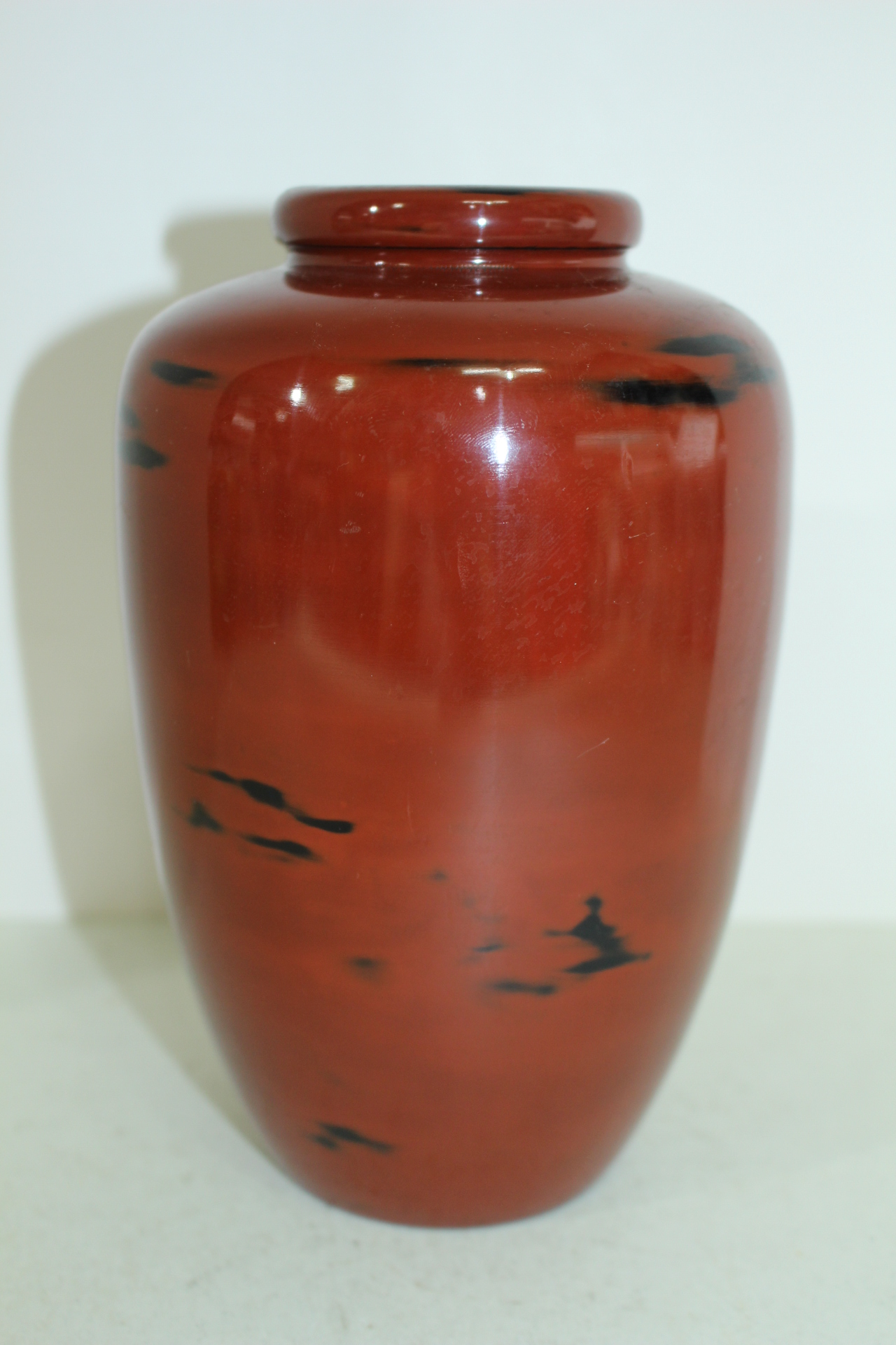 두꺼운 나무에 칠이된 화병