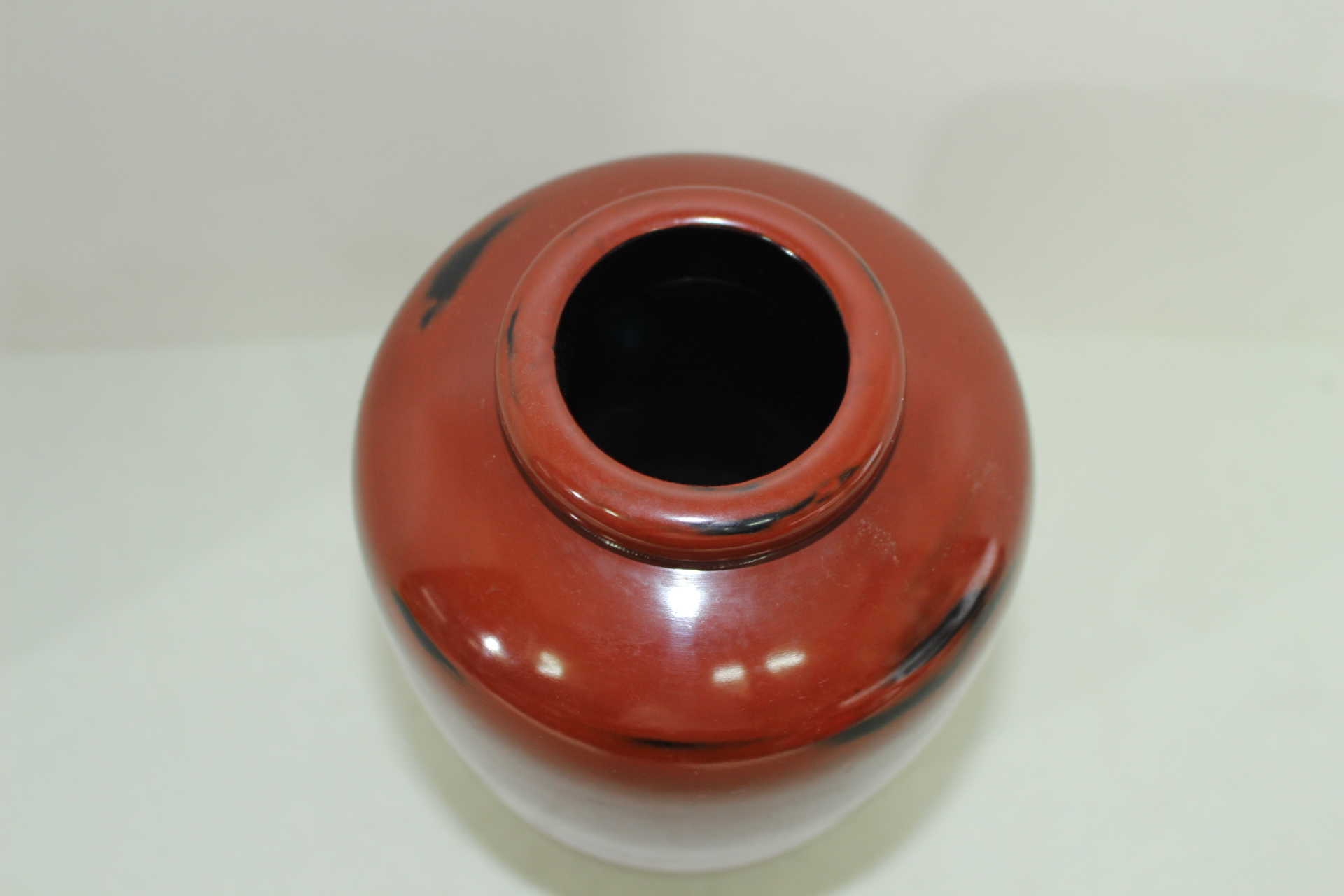 두꺼운 나무에 칠이된 화병