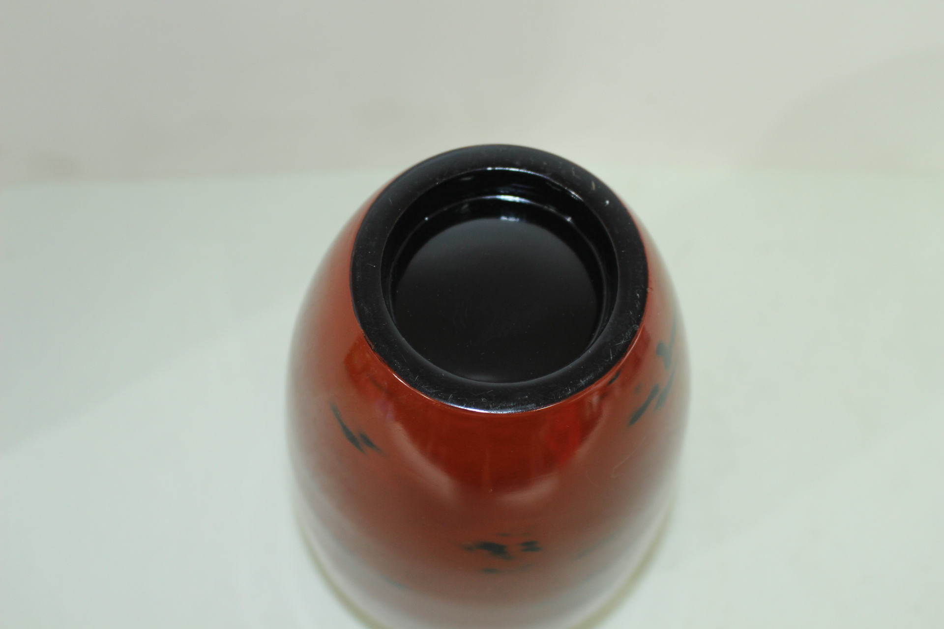 두꺼운 나무에 칠이된 화병