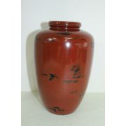 두꺼운 나무에 칠이된 화병