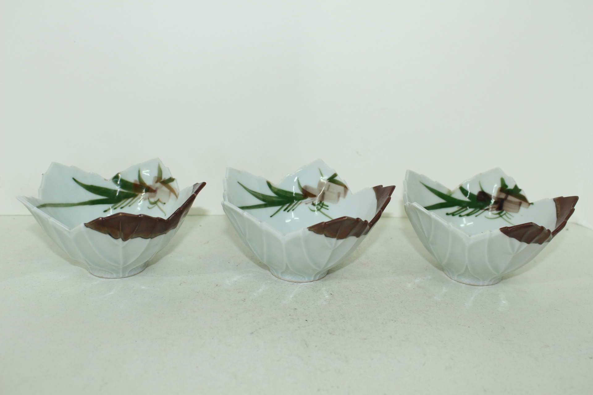 연대가좋은 청자 초화문 화형완 3점