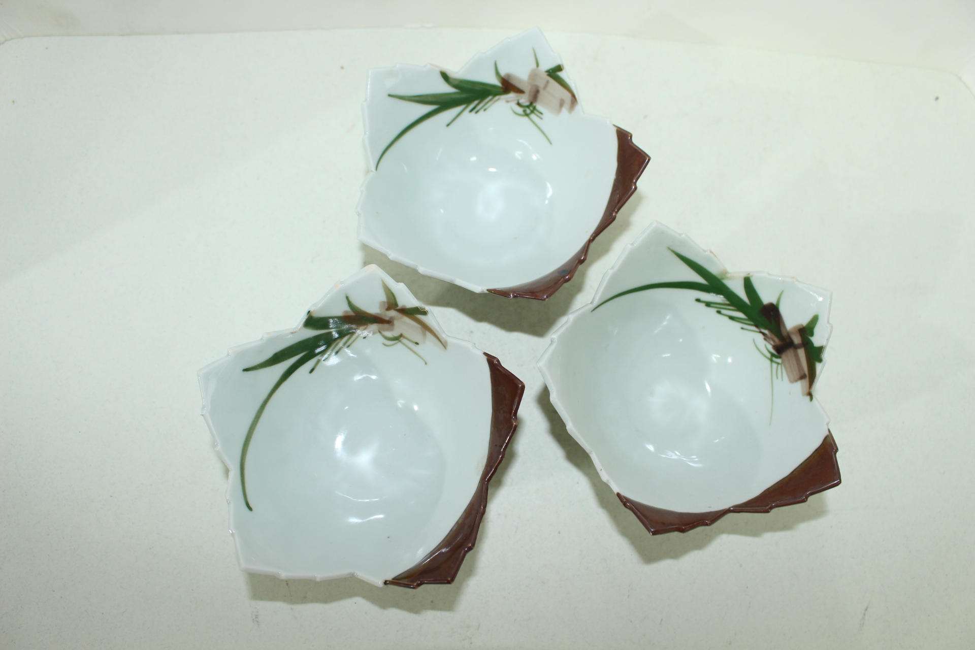 연대가좋은 청자 초화문 화형완 3점