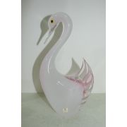 분홍빛 유리로된 오리 조각상