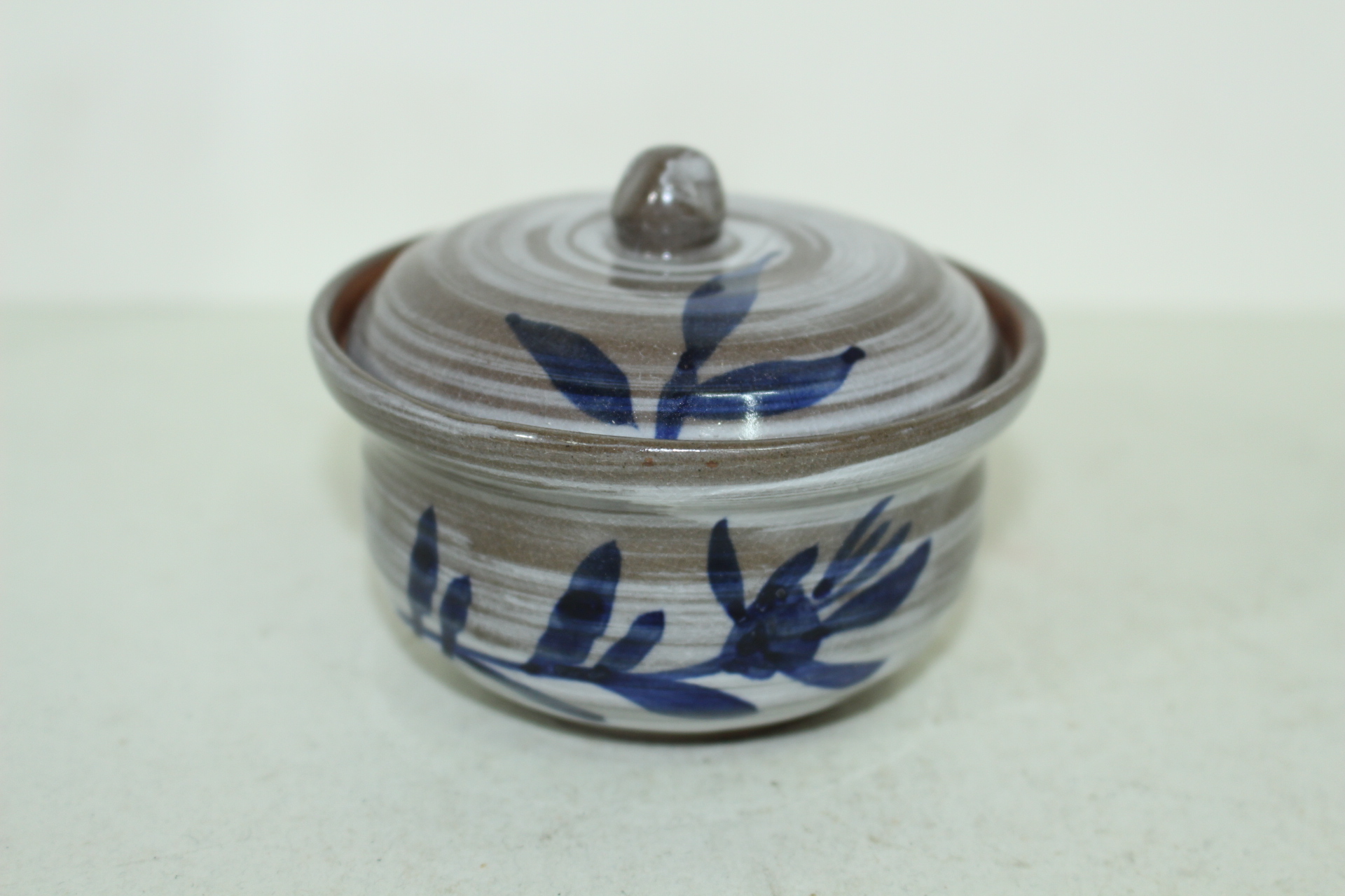 청자 귀얄초화문 합