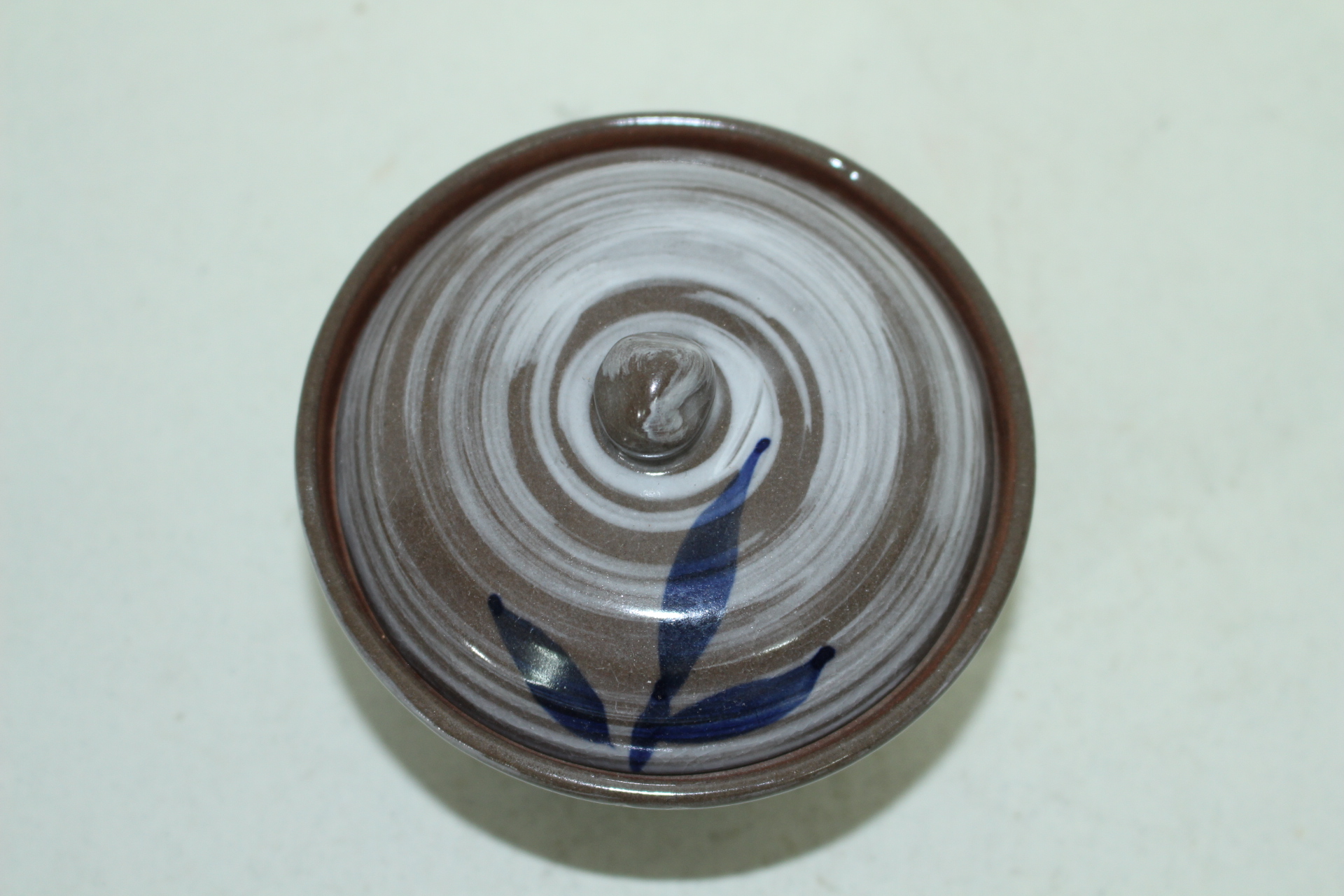 청자 귀얄초화문 합