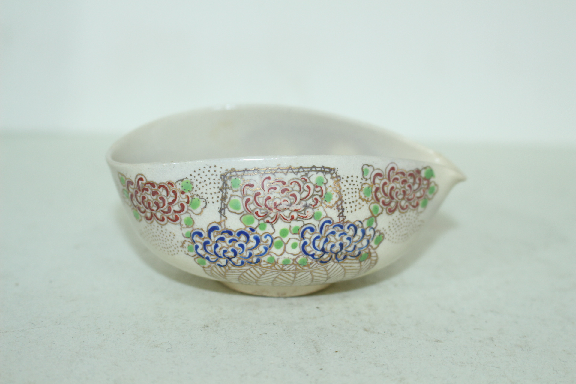 교토 청수요 분청자진사분채화문 수구