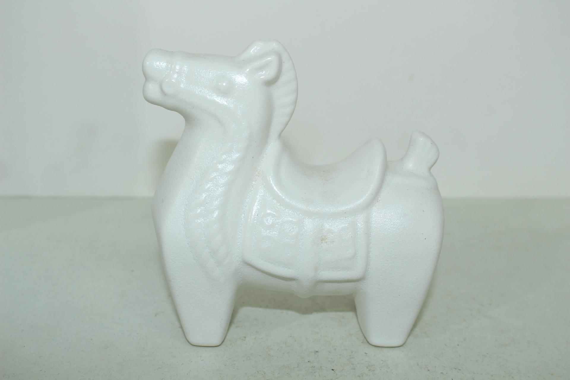 백자 말 조각상