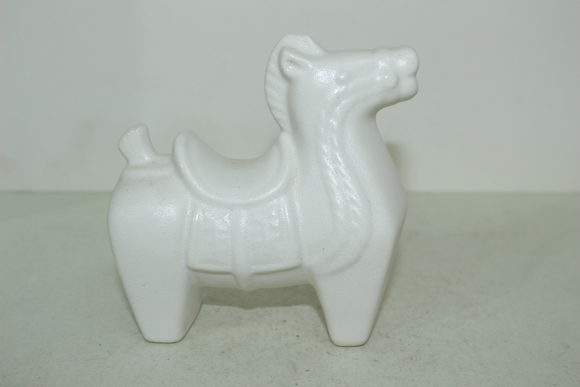 백자 말 조각상