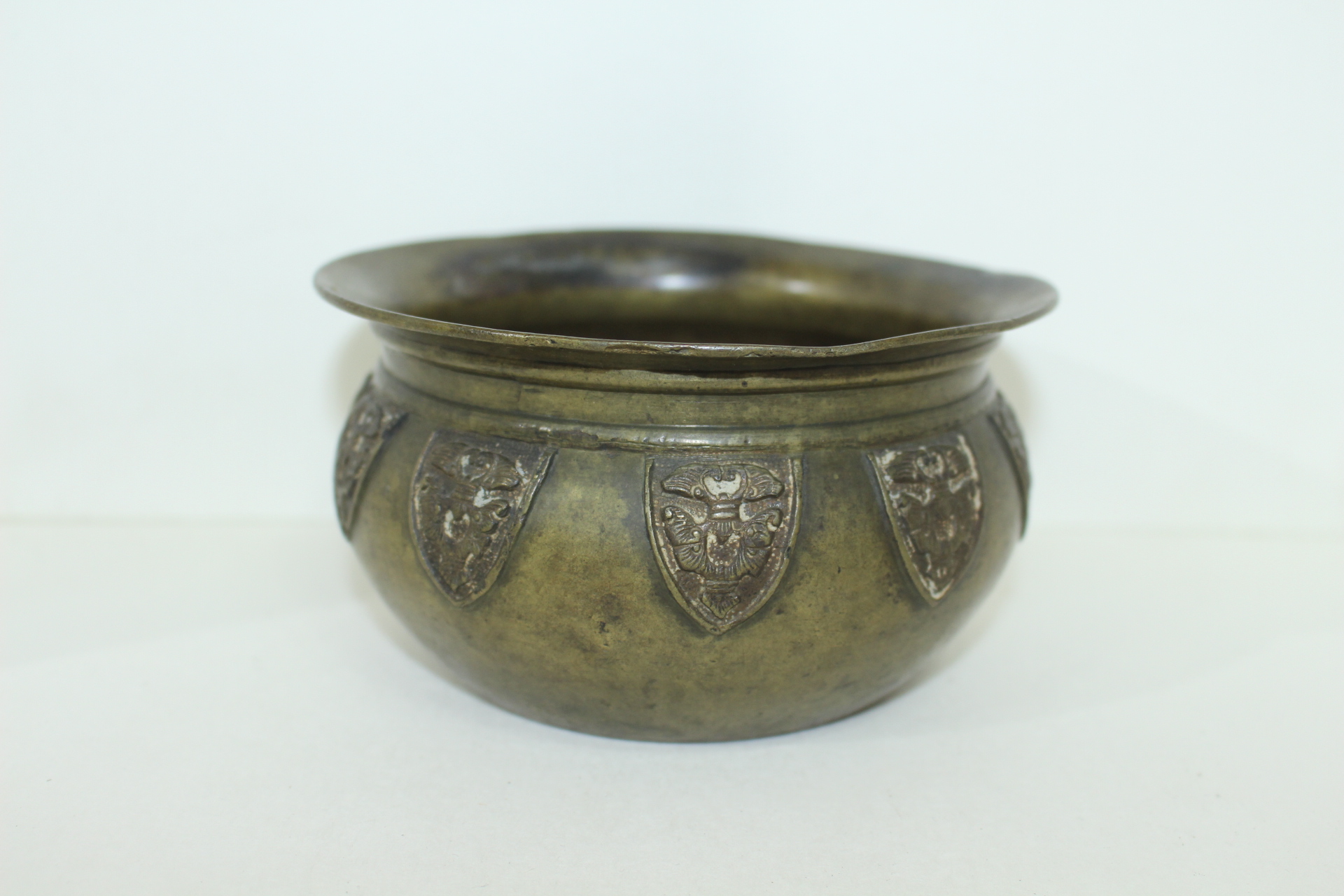 골동 청동에 양각화문조각이 있는 퇴수기