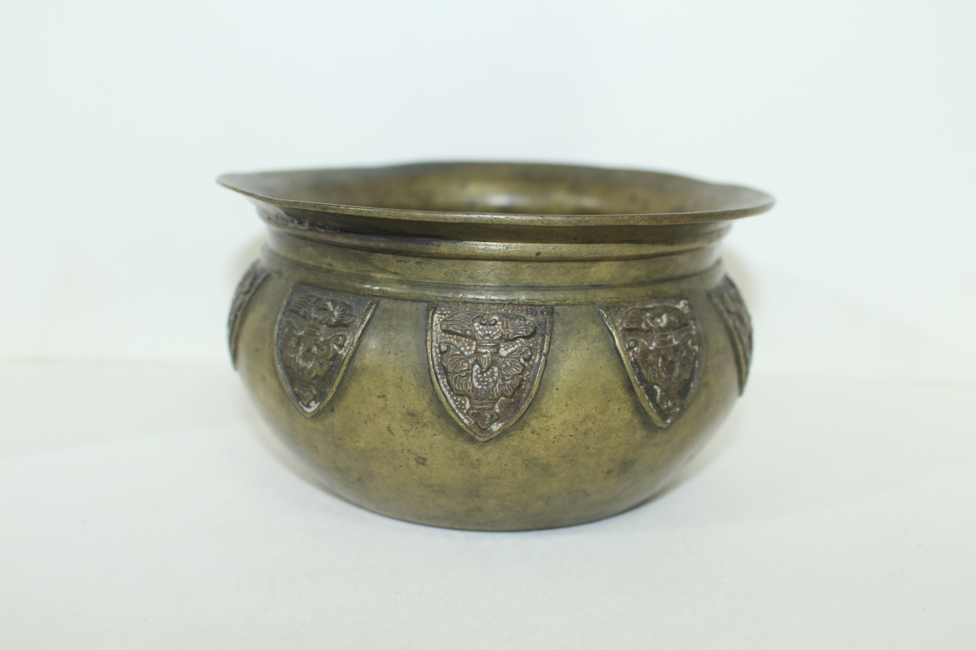 골동 청동에 양각화문조각이 있는 퇴수기