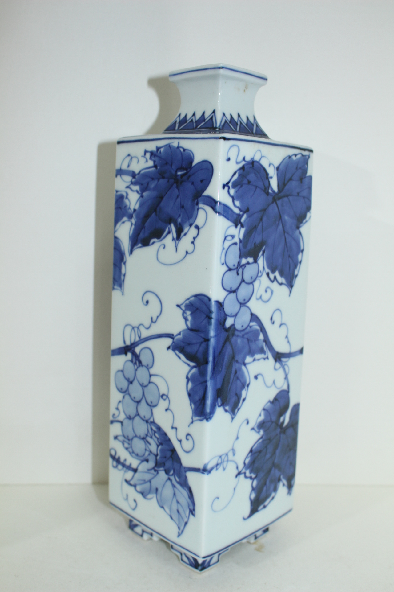 이마리 청화백자 포도문 사각호