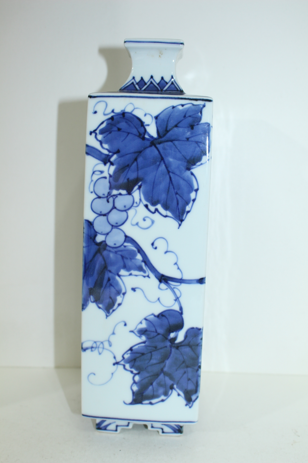 이마리 청화백자 포도문 사각호