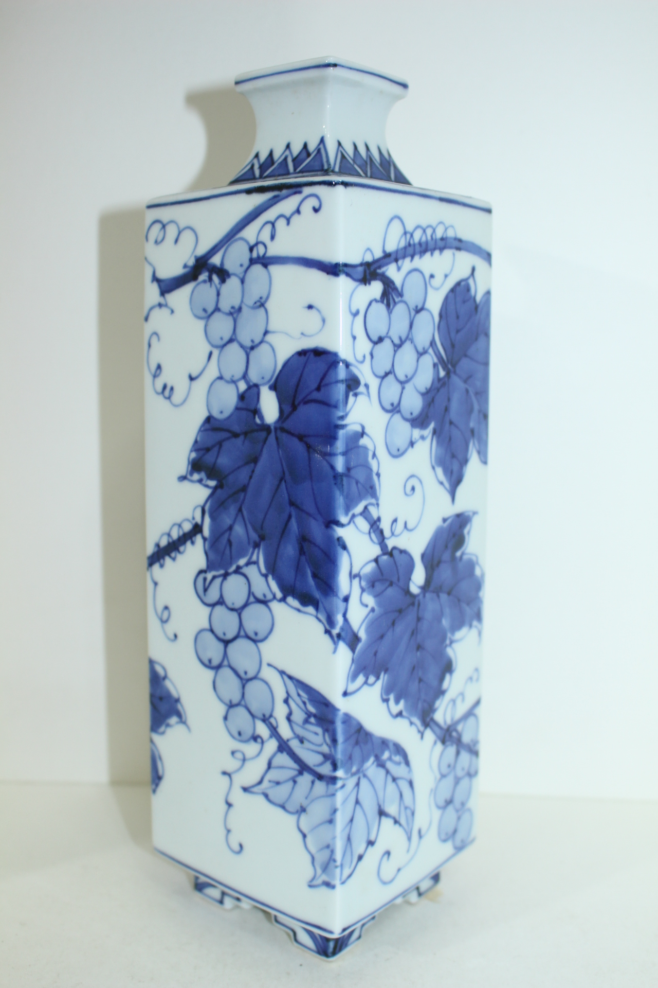 이마리 청화백자 포도문 사각호