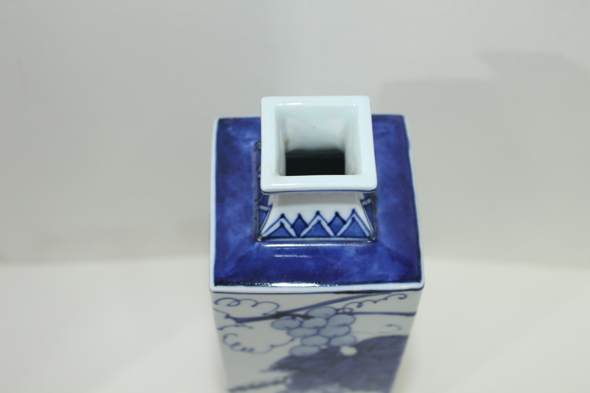 이마리 청화백자 포도문 사각호