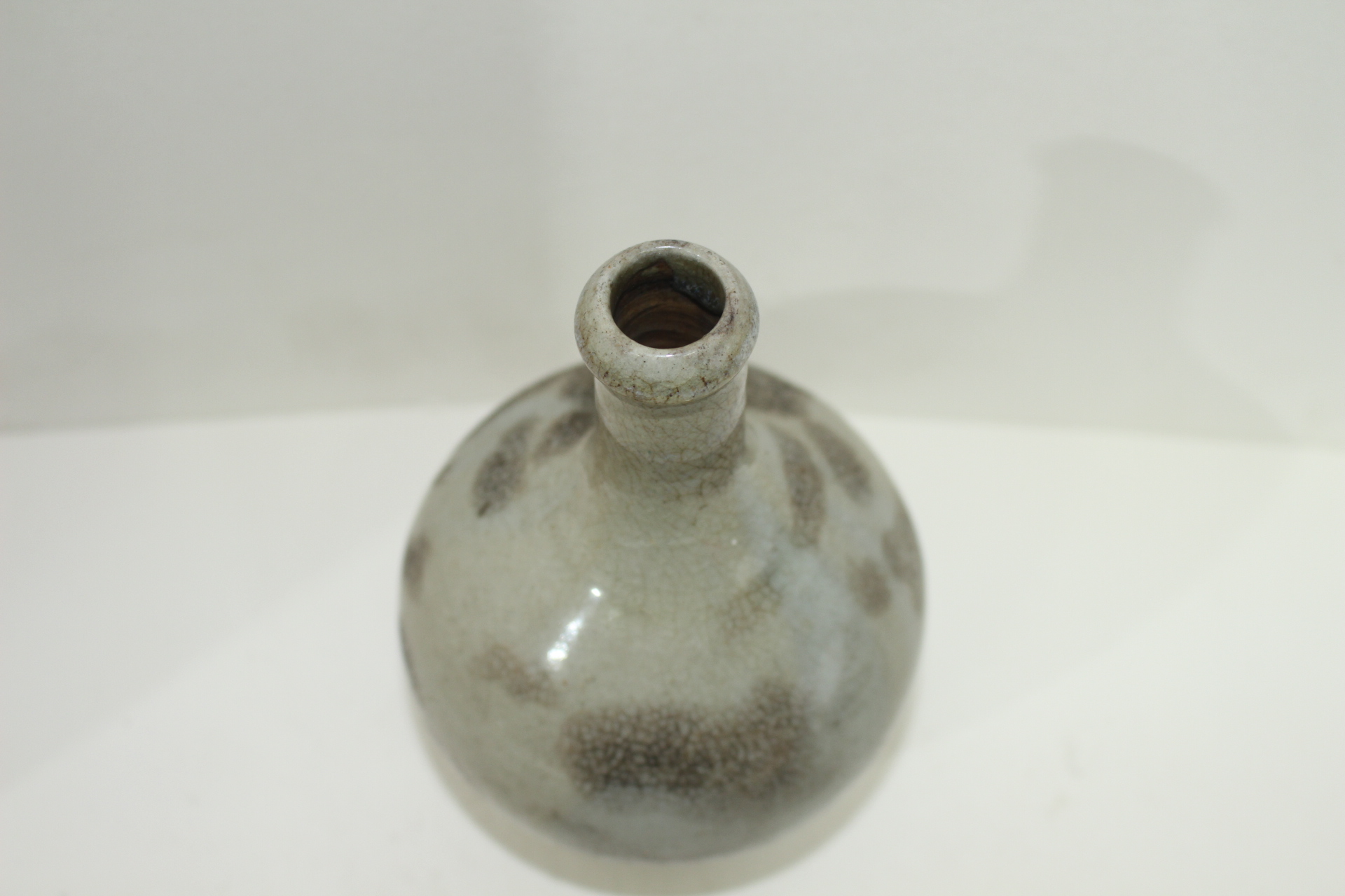 연대가좋은 백자 주병