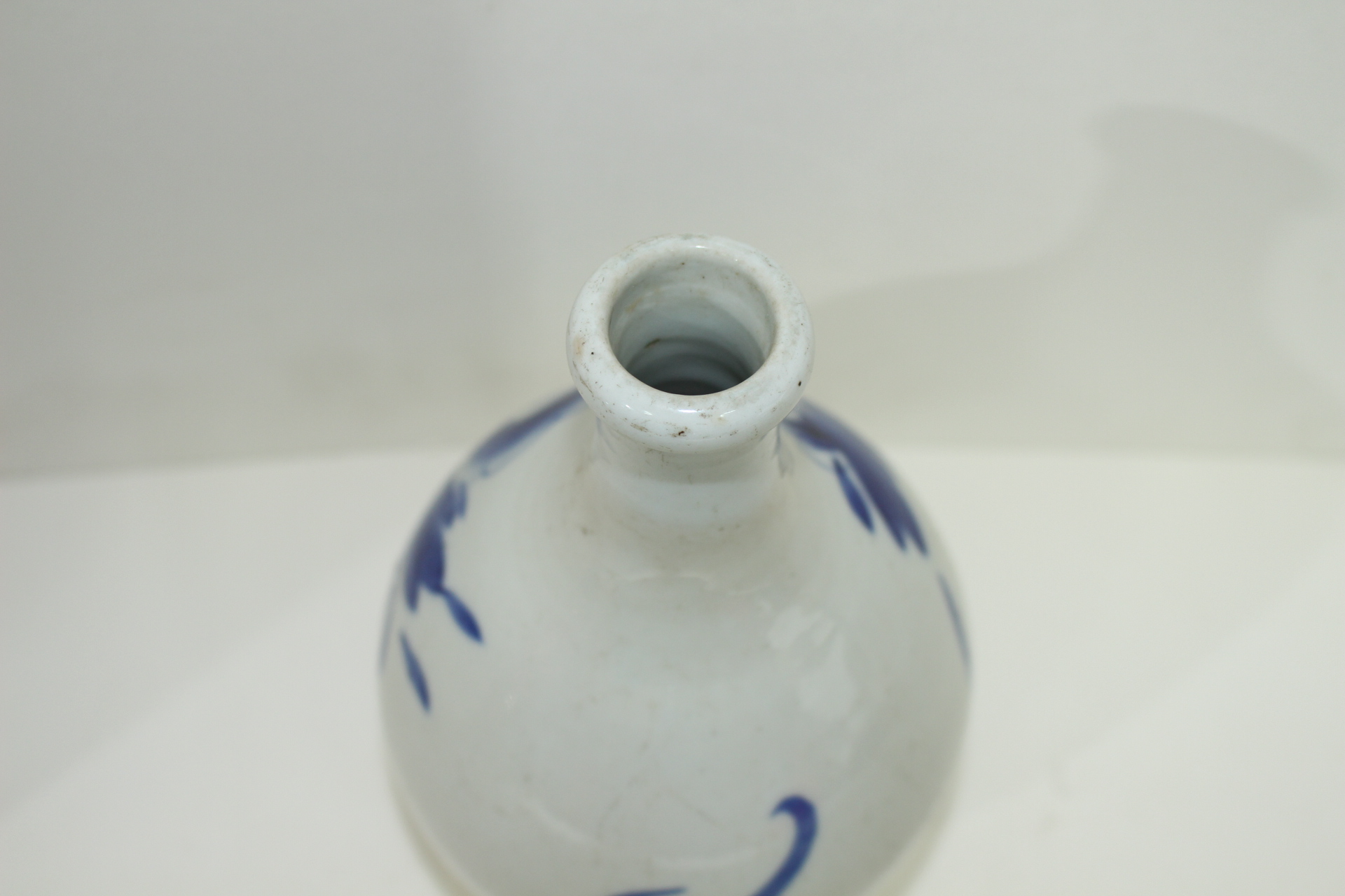 연대가좋은 청화백자 목단주병