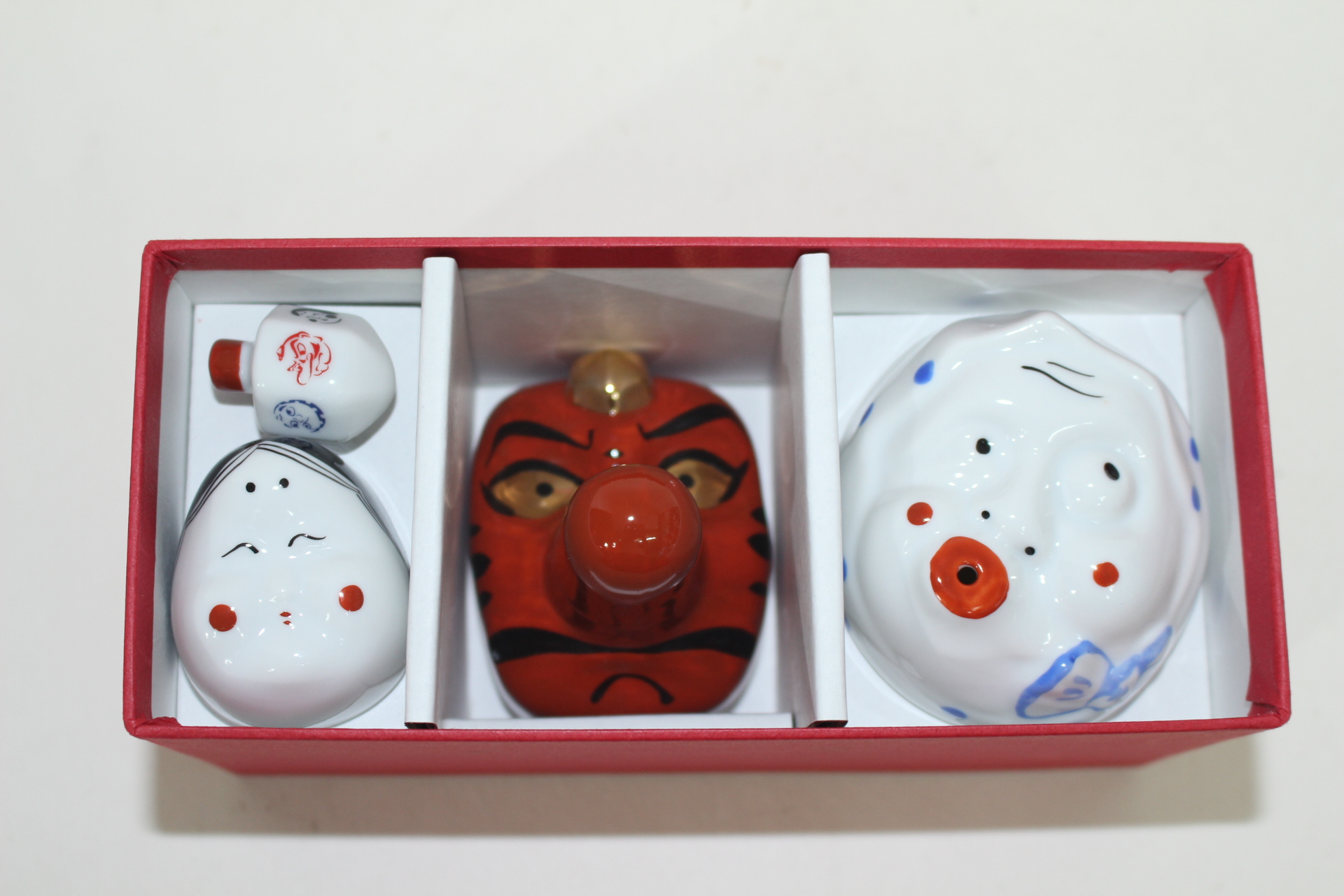 주사위와 크기별로된 잔이 있는 진사백자인물잔 셋트