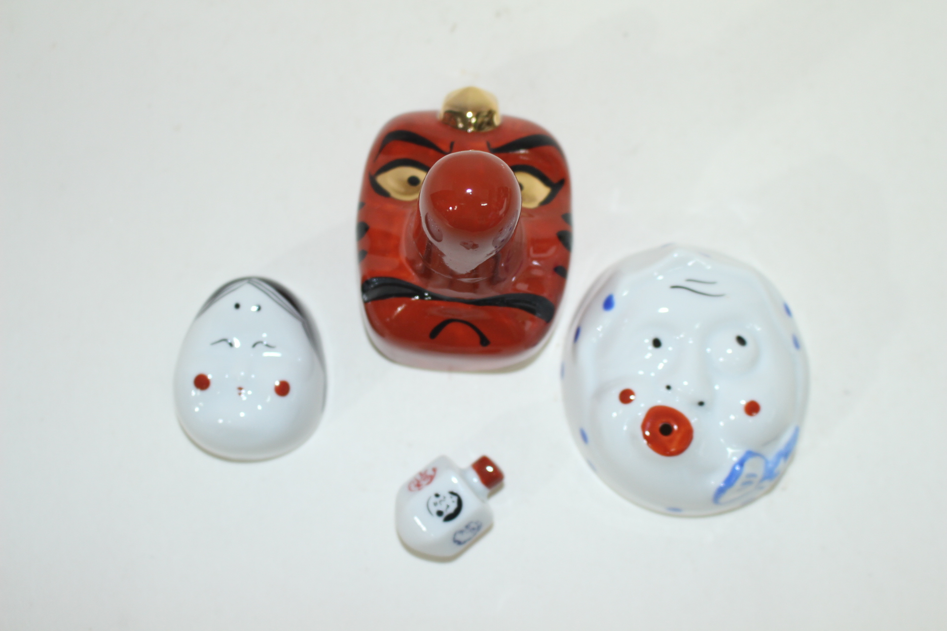 주사위와 크기별로된 잔이 있는 진사백자인물잔 셋트