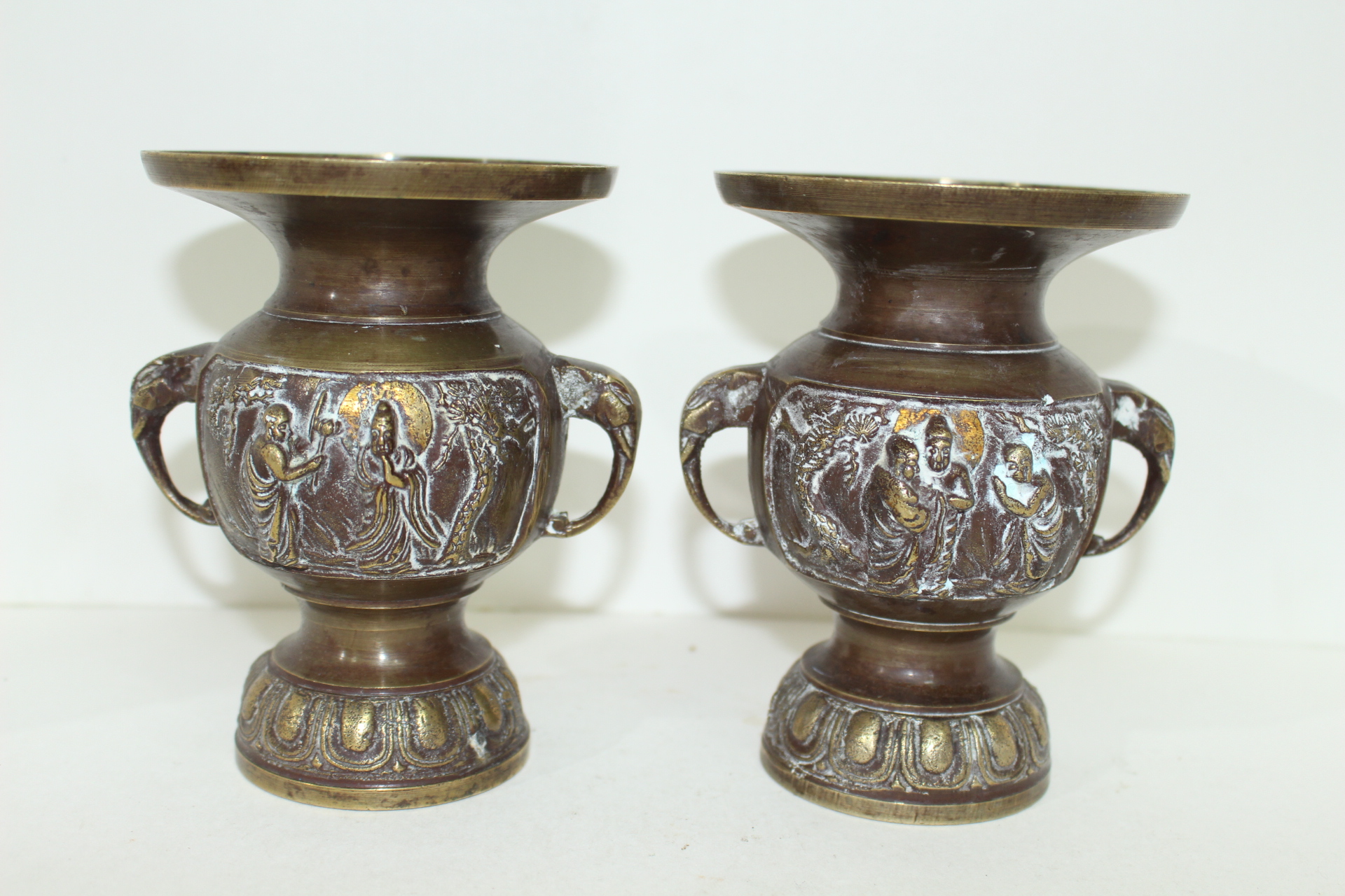 청동으로된 양각불상이 조각된 이귀향완 2점