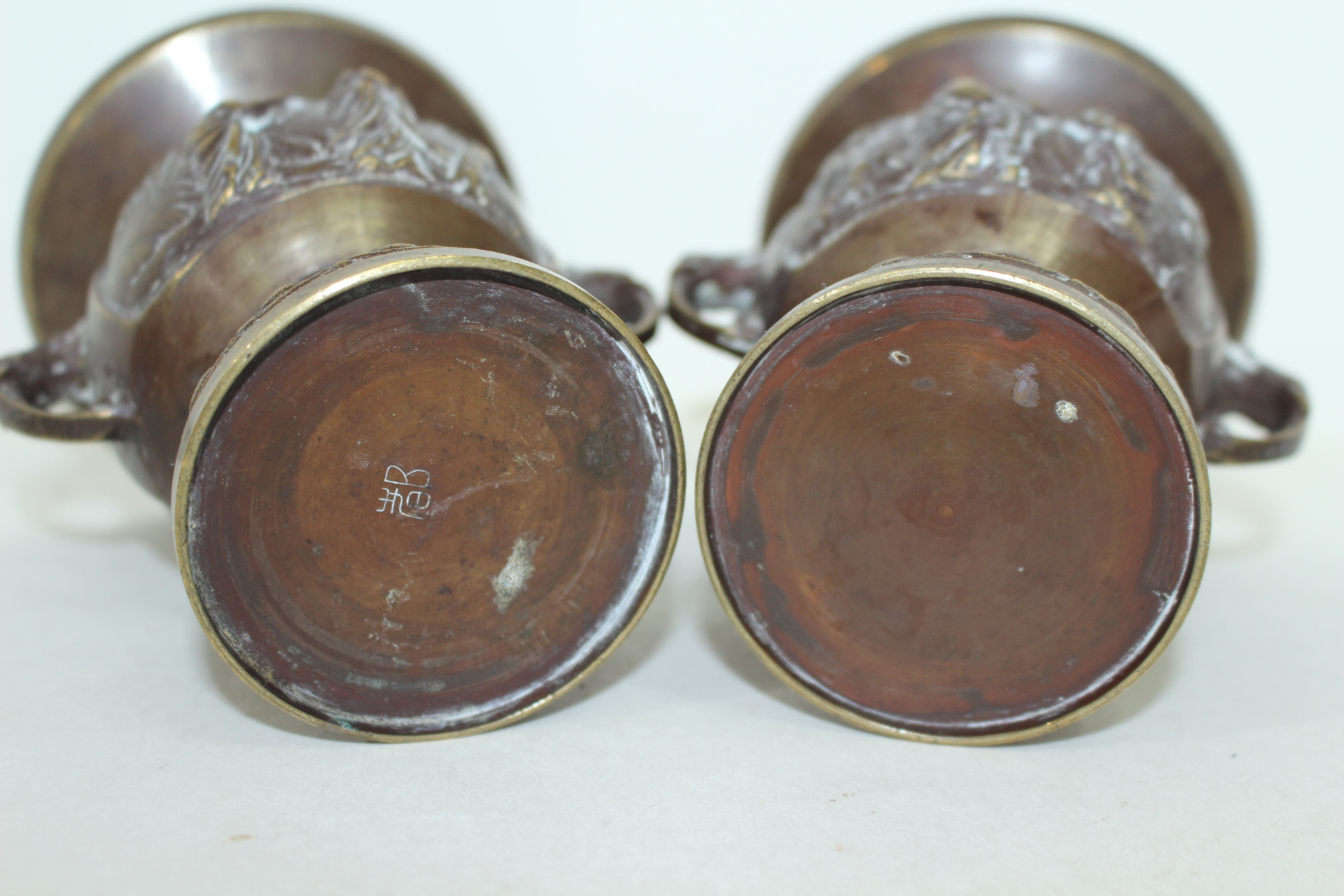 청동으로된 양각불상이 조각된 이귀향완 2점