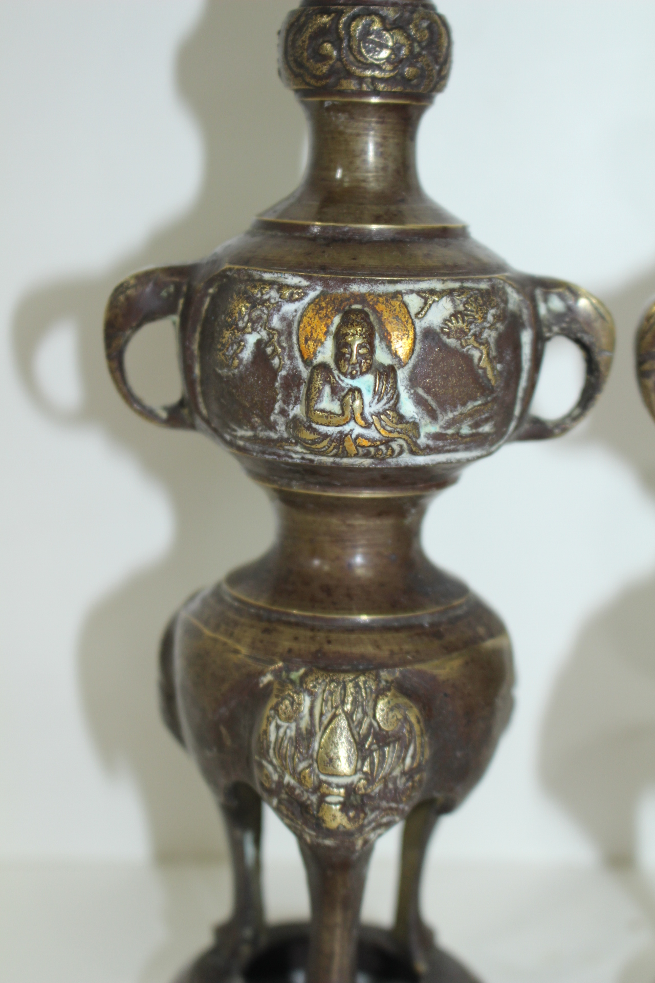 연대좋은 청동에 좌불상이 조각된 촛대 1쌍