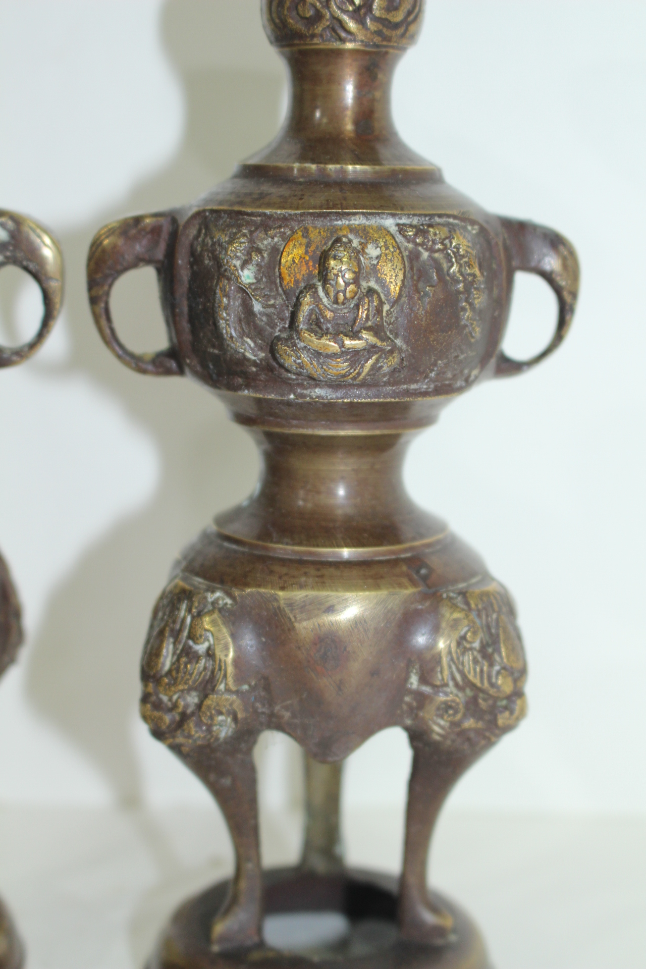 연대좋은 청동에 좌불상이 조각된 촛대 1쌍