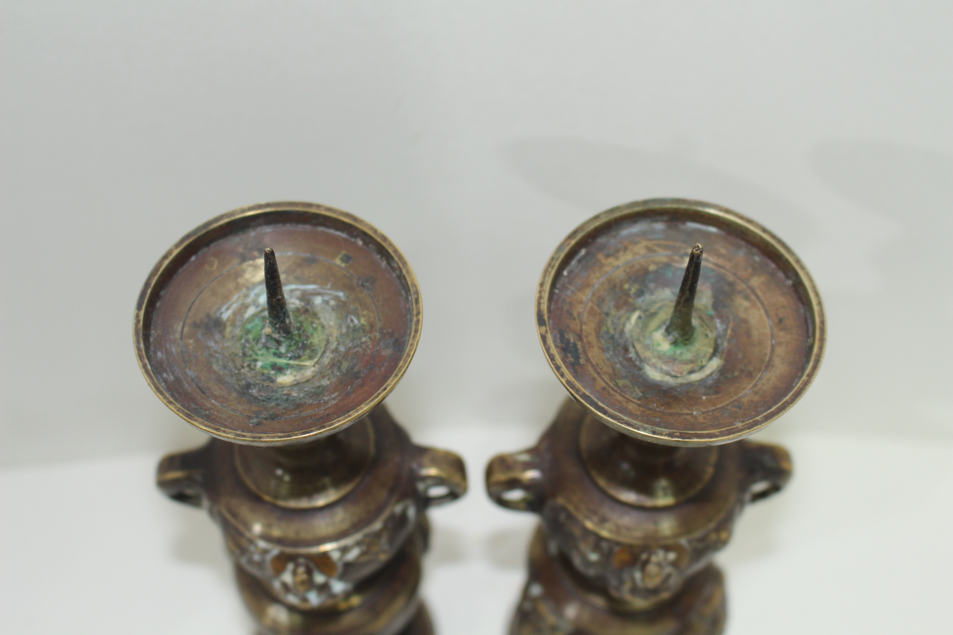 연대좋은 청동에 좌불상이 조각된 촛대 1쌍