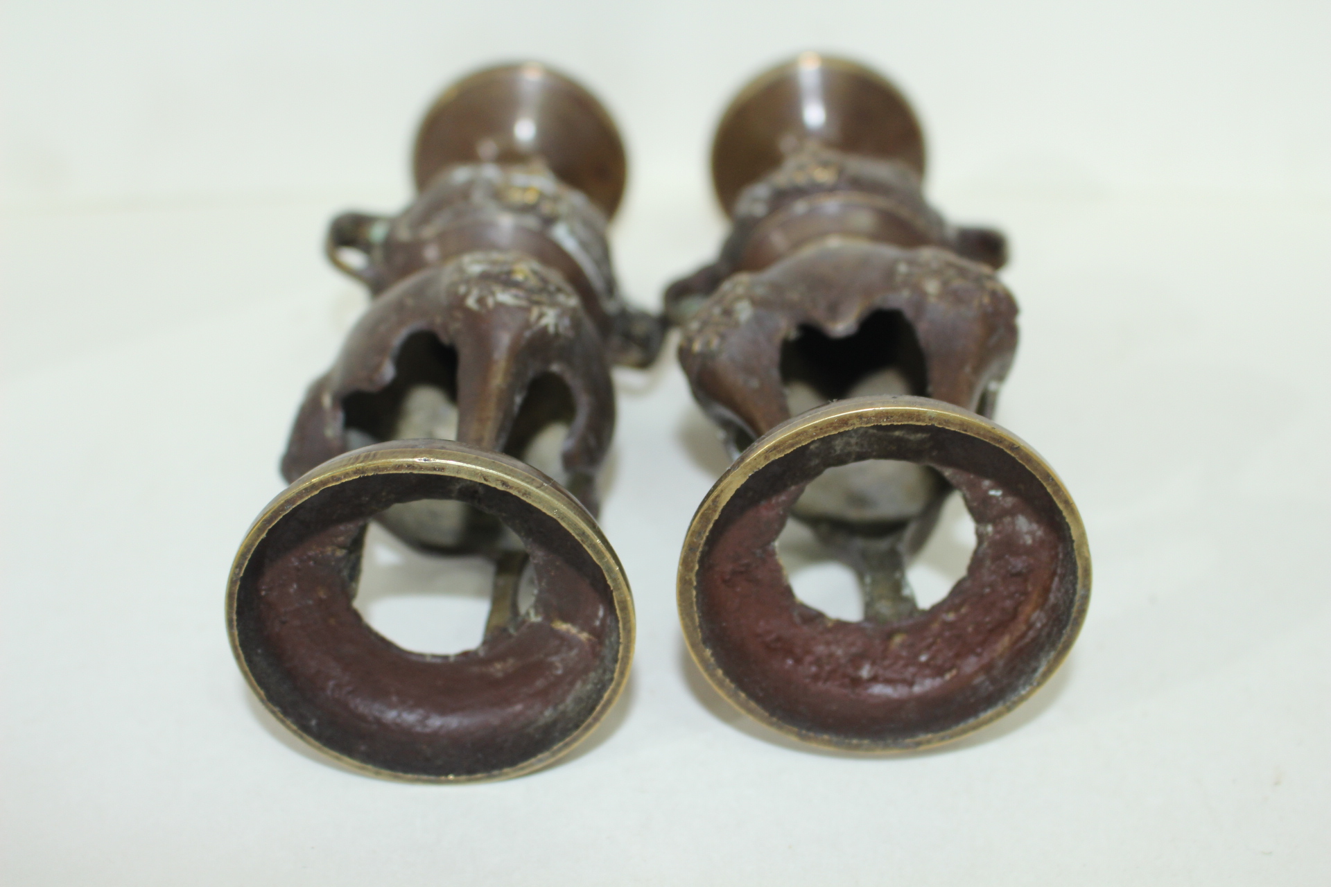 연대좋은 청동에 좌불상이 조각된 촛대 1쌍