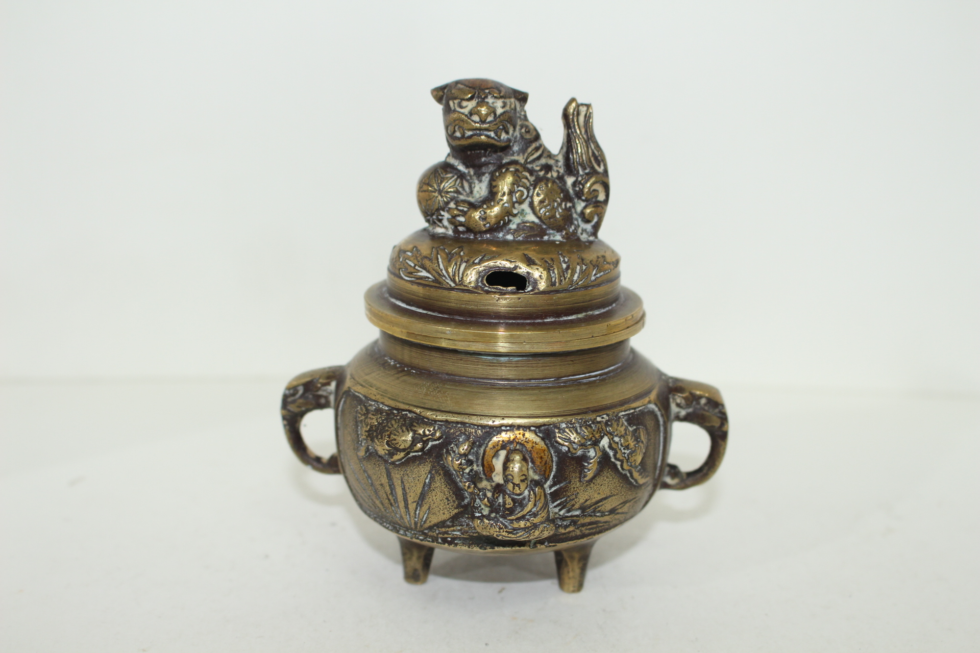 연대좋은 청동에 좌불상이 조각된 향로