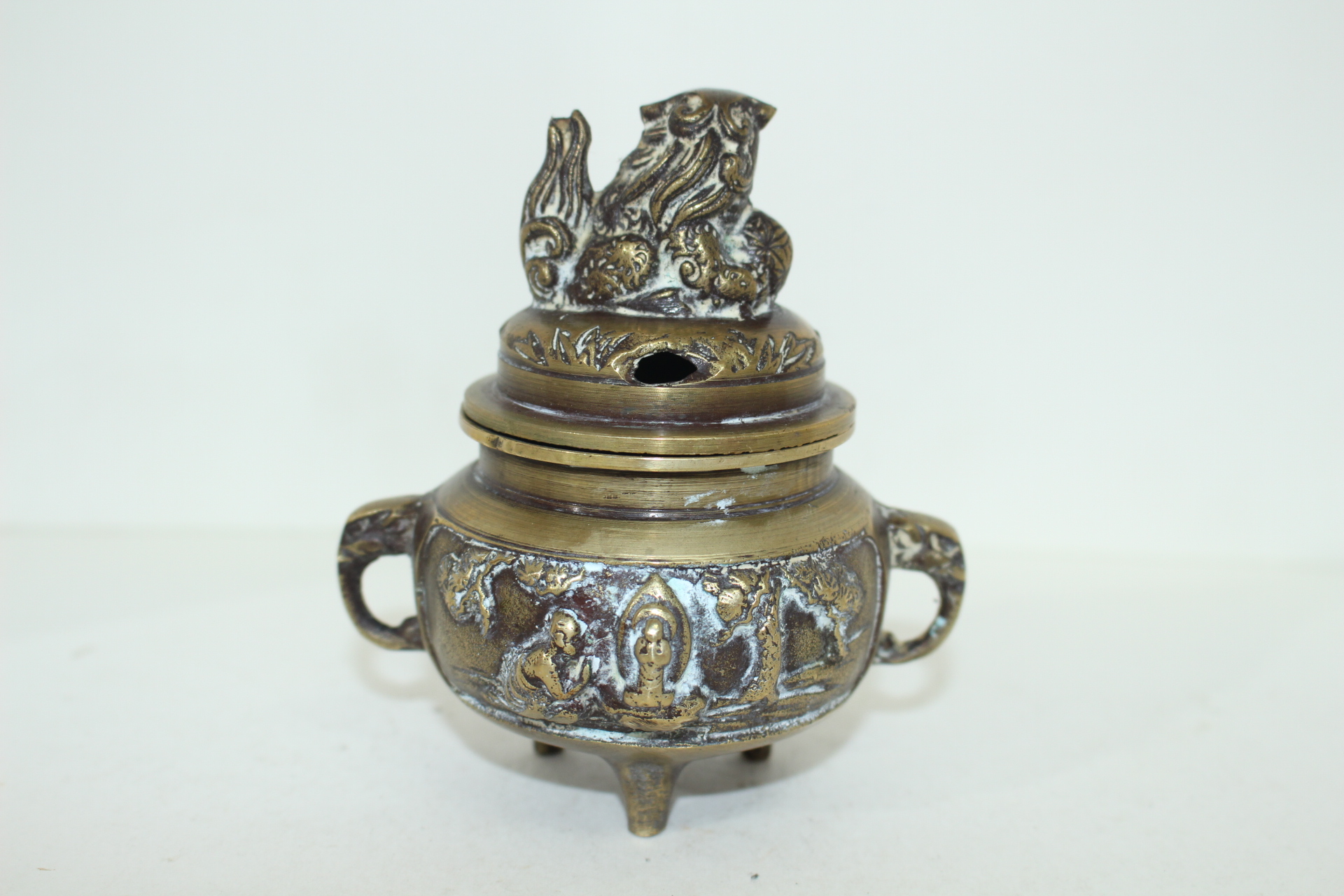 연대좋은 청동에 좌불상이 조각된 향로