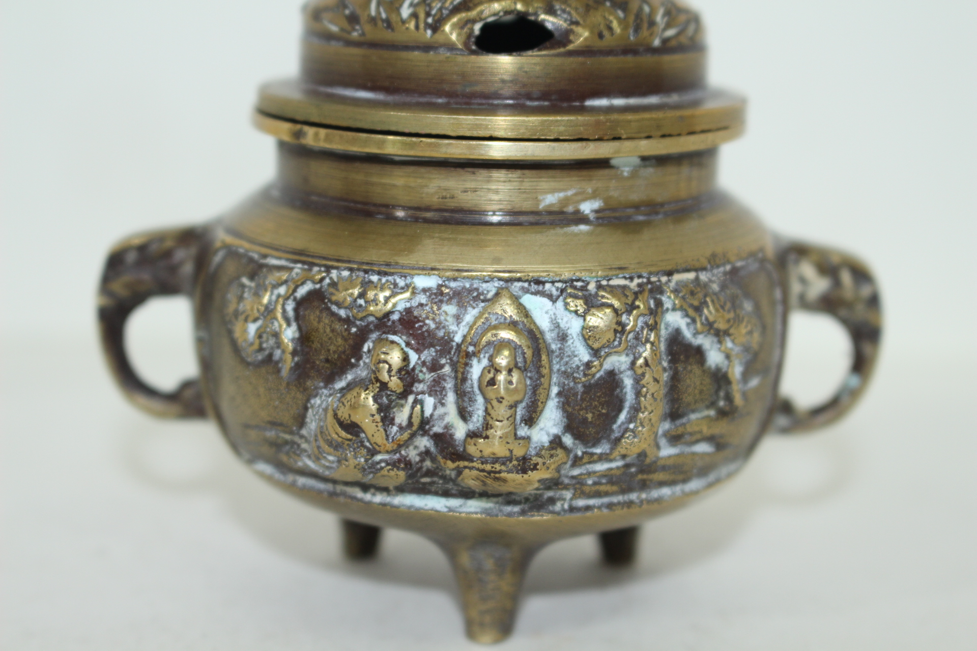 연대좋은 청동에 좌불상이 조각된 향로